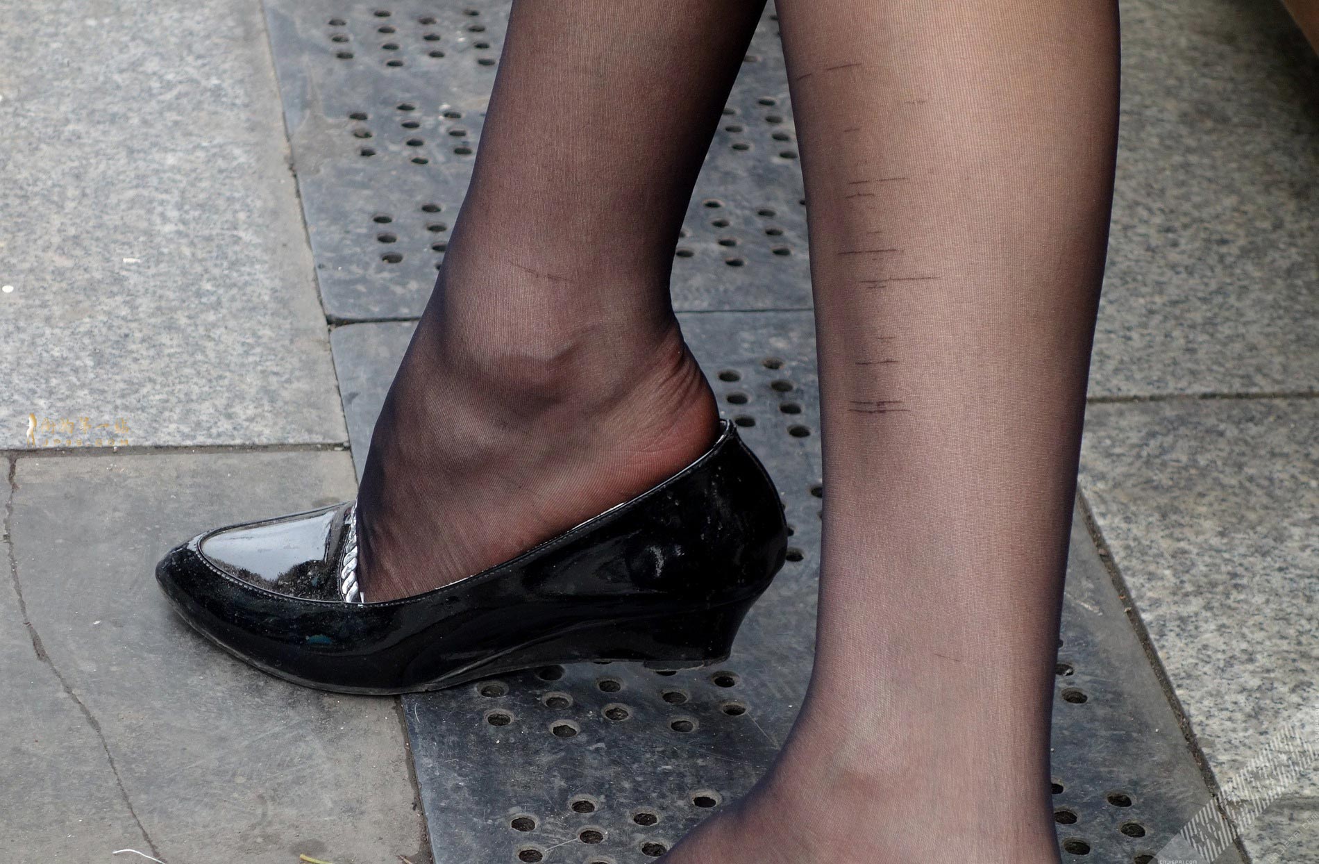 街拍黑丝丝足超清特写，少妇用手捏脚上的丝袜 图1
