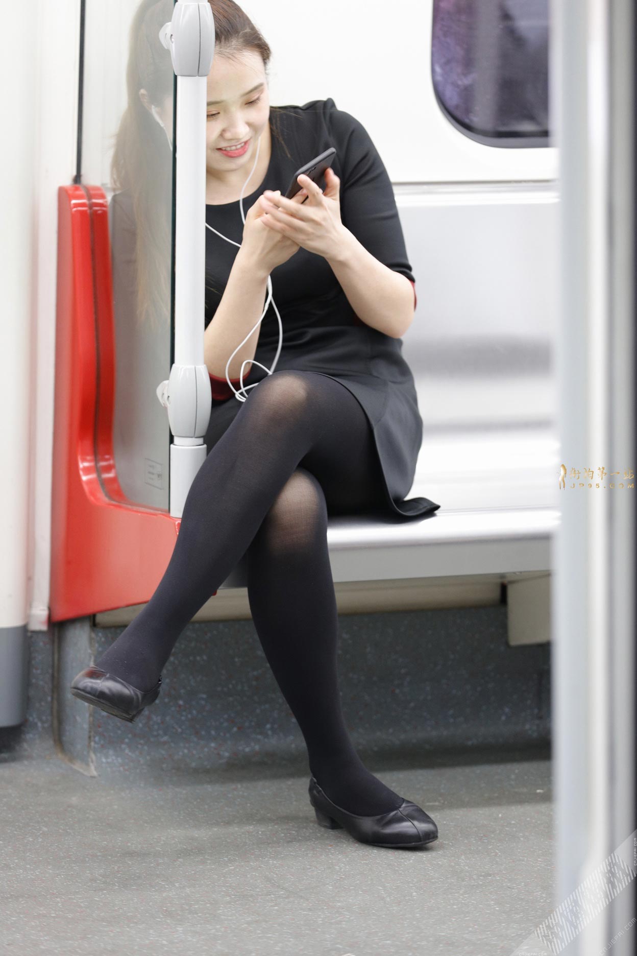 地铁上坐对面的黑丝制服美女OL 图1