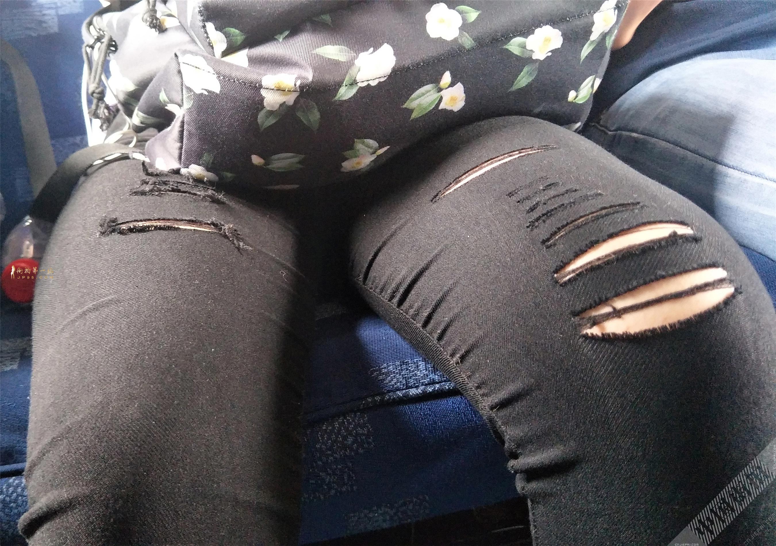 火车上对坐的清纯小姐姐，紧身裤文艺范儿 图7
