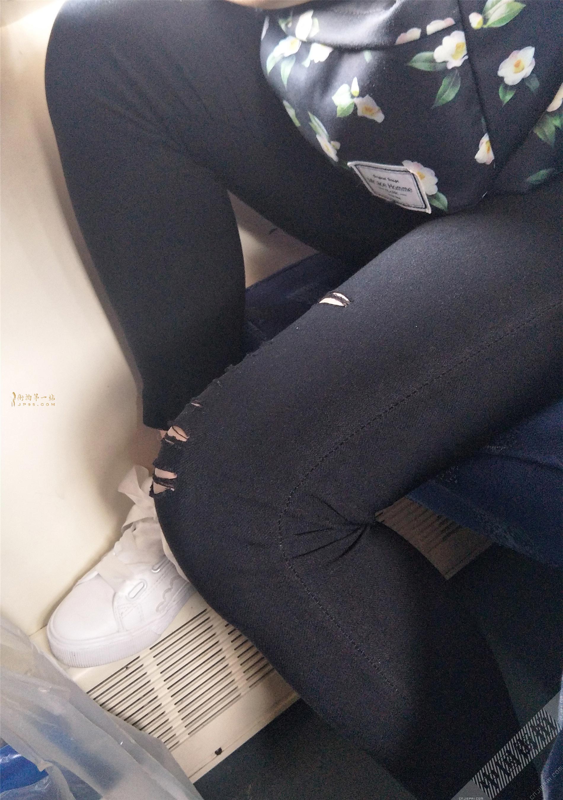 火车上对坐的清纯小姐姐，紧身裤文艺范儿 图9