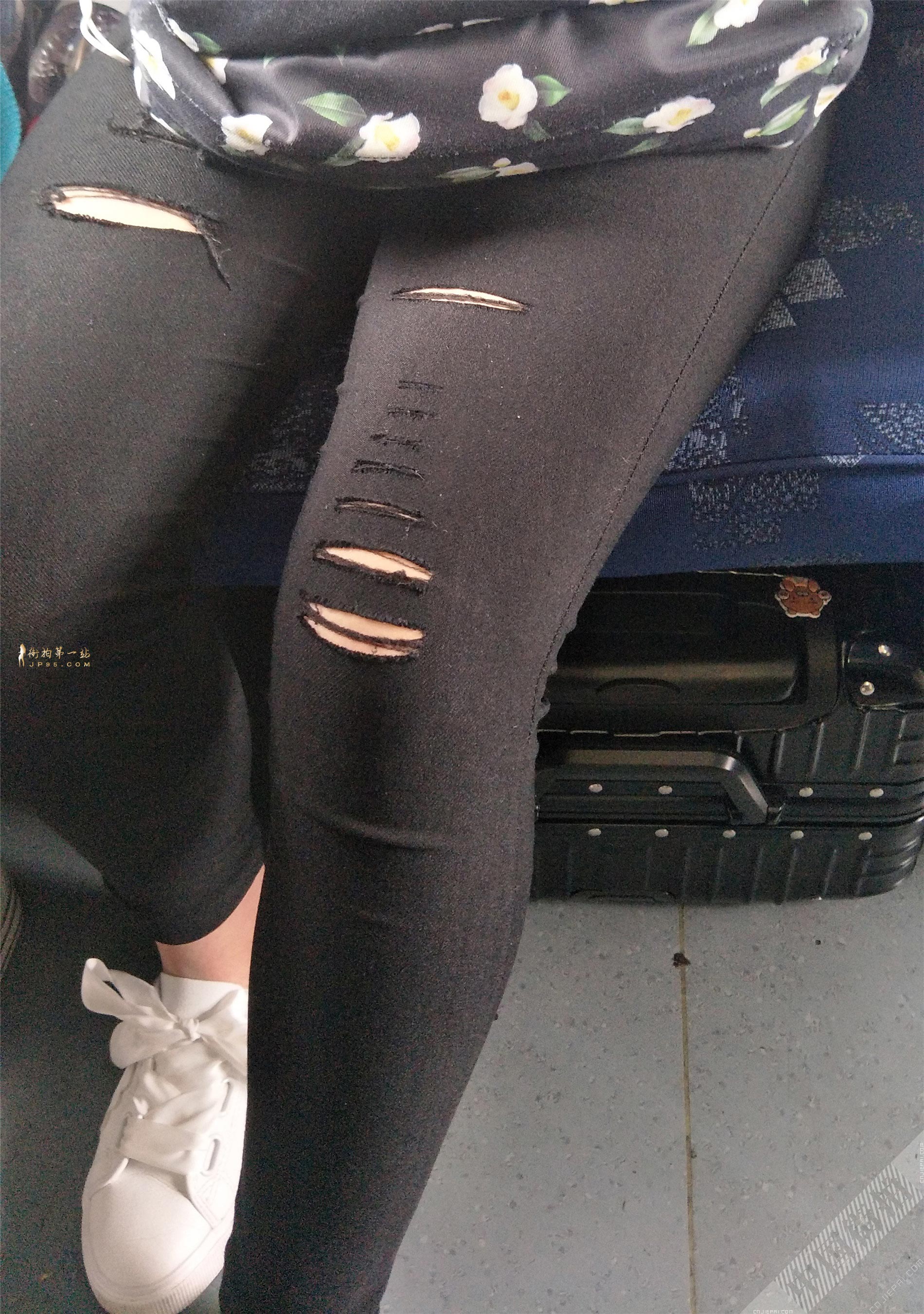 火车上对坐的清纯小姐姐，紧身裤文艺范儿 图12