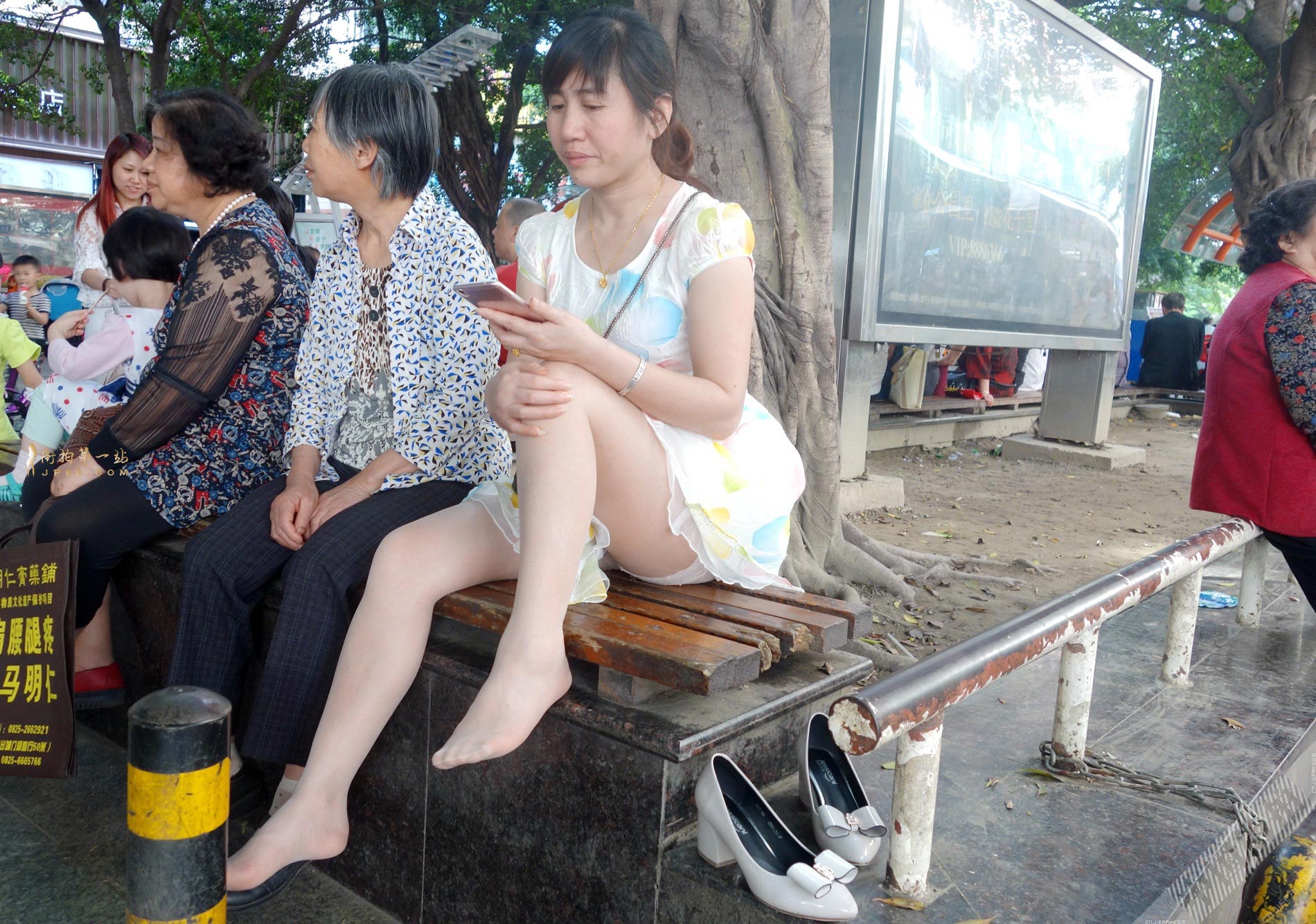 街拍熟妇坐姿，丝袜腿和安全裤 图1