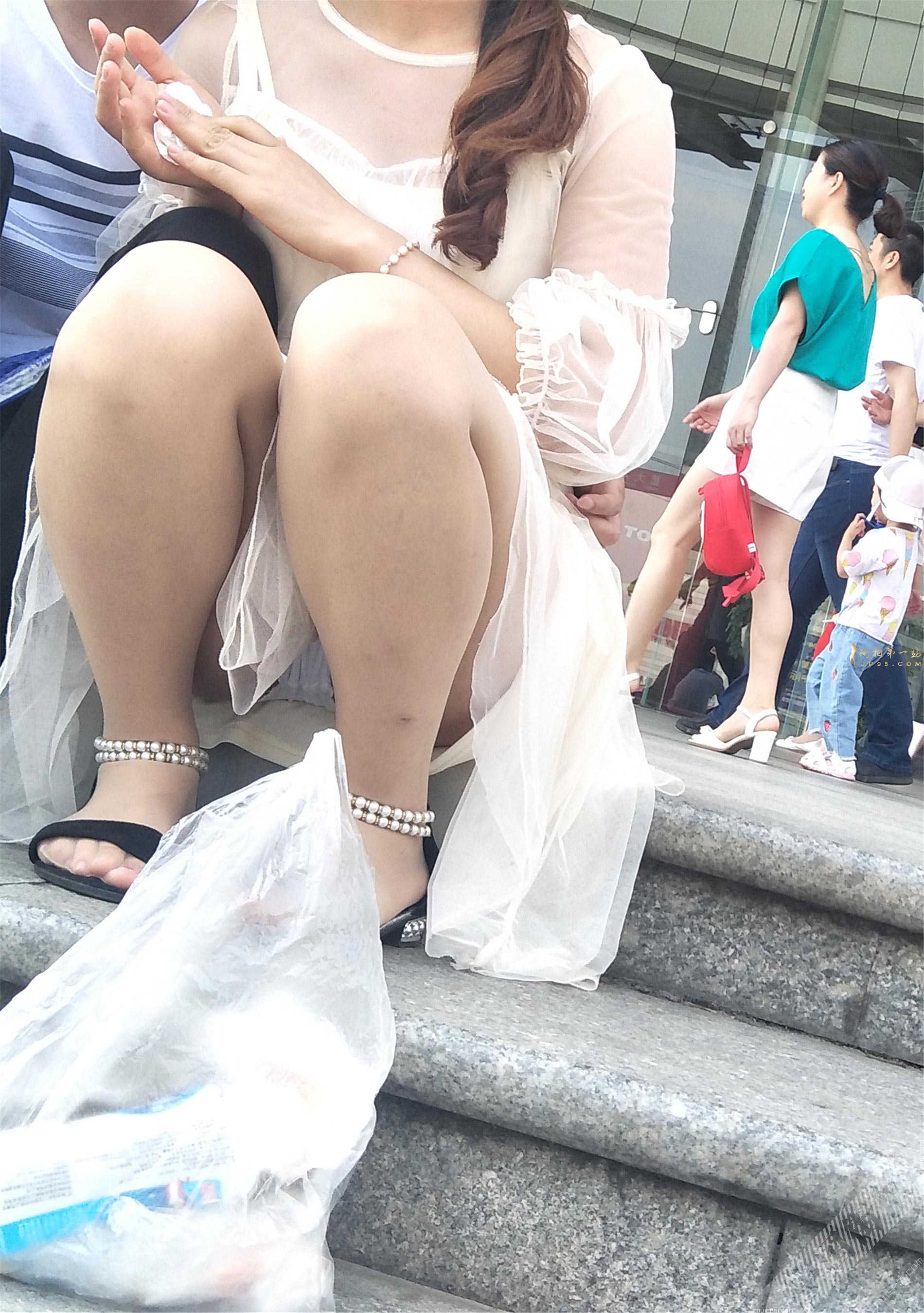 街拍连衣裙女子蹲坐在台阶上，露底了貌似穿的安全裤 图4