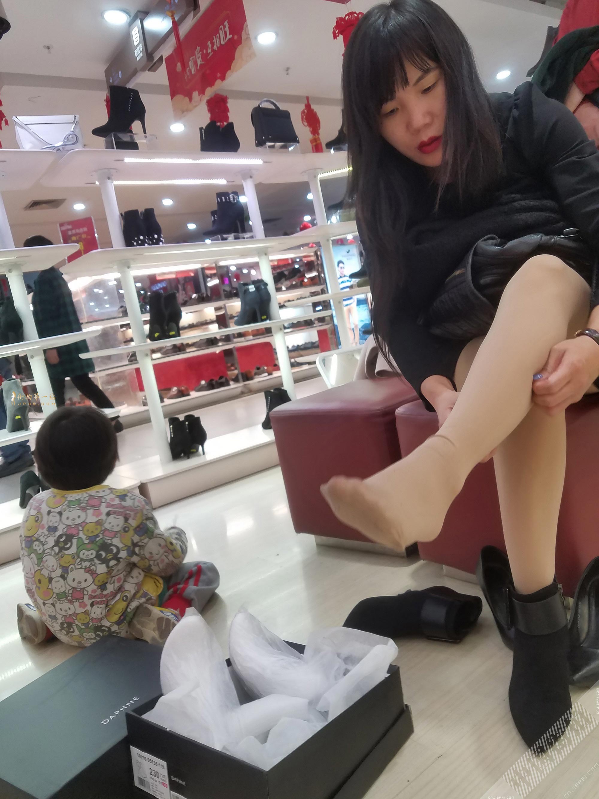 商场买鞋子的少妇，低头整理她脚上的丝袜 图4
