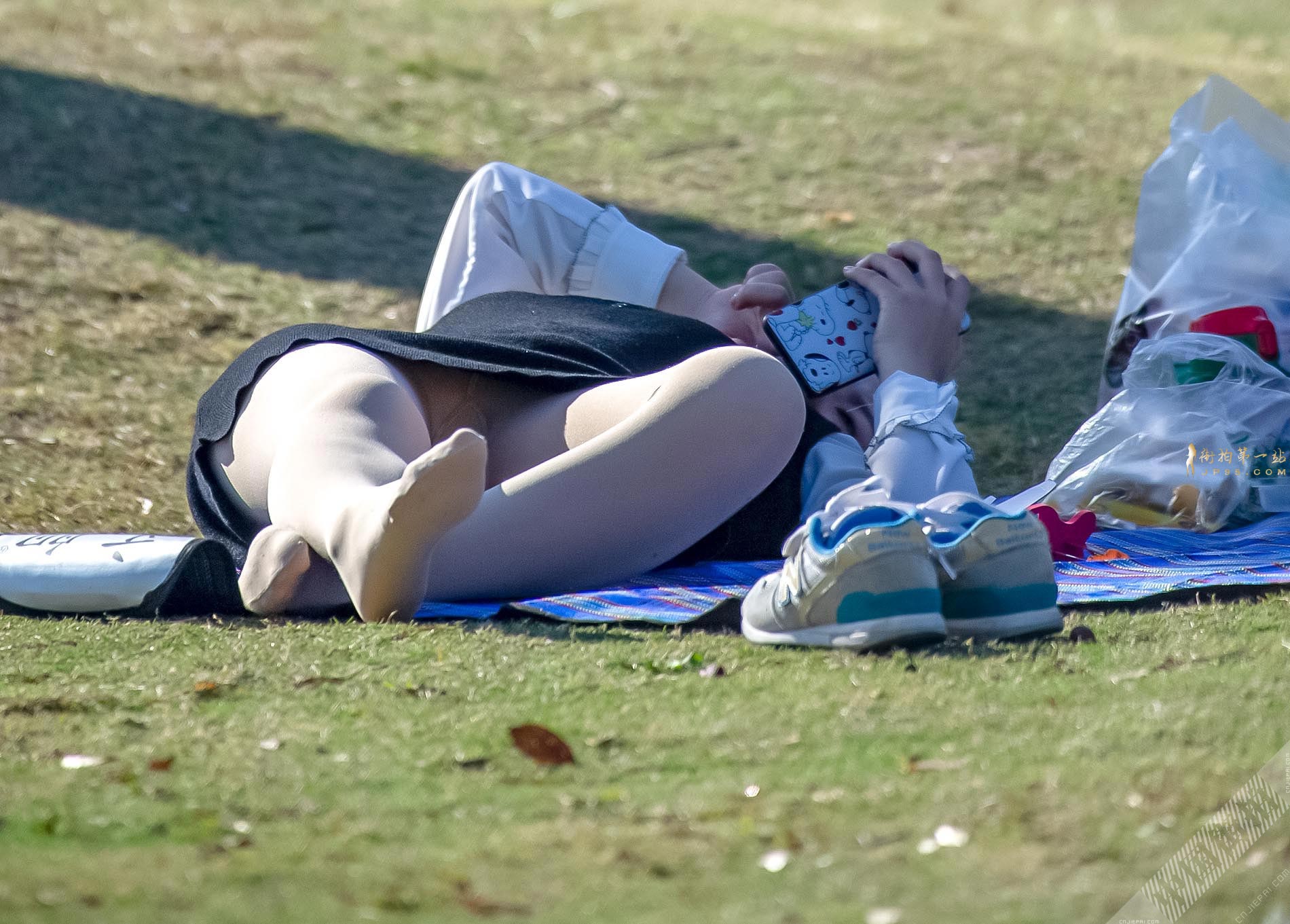 公园抓拍白色打底裤美少妇，躺着时两腿之间走光了 图3