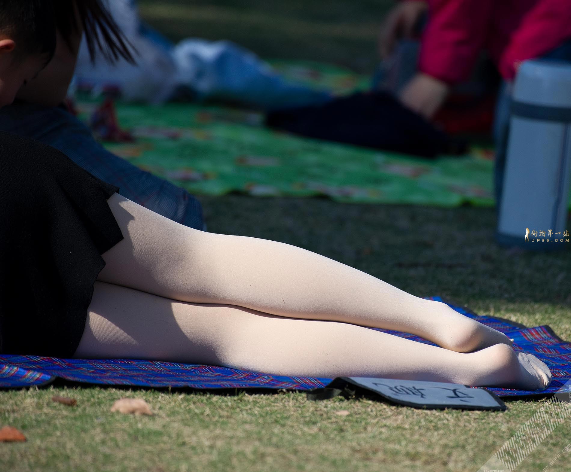 公园抓拍白色打底裤美少妇，躺着时两腿之间走光了 图11