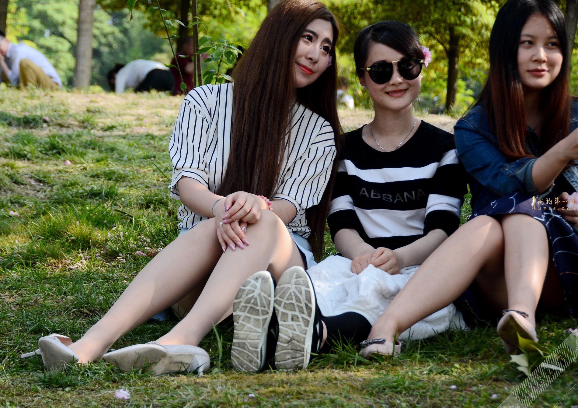 美女们坐在公园玩自拍，短裙下迷人的大腿露底了 图13