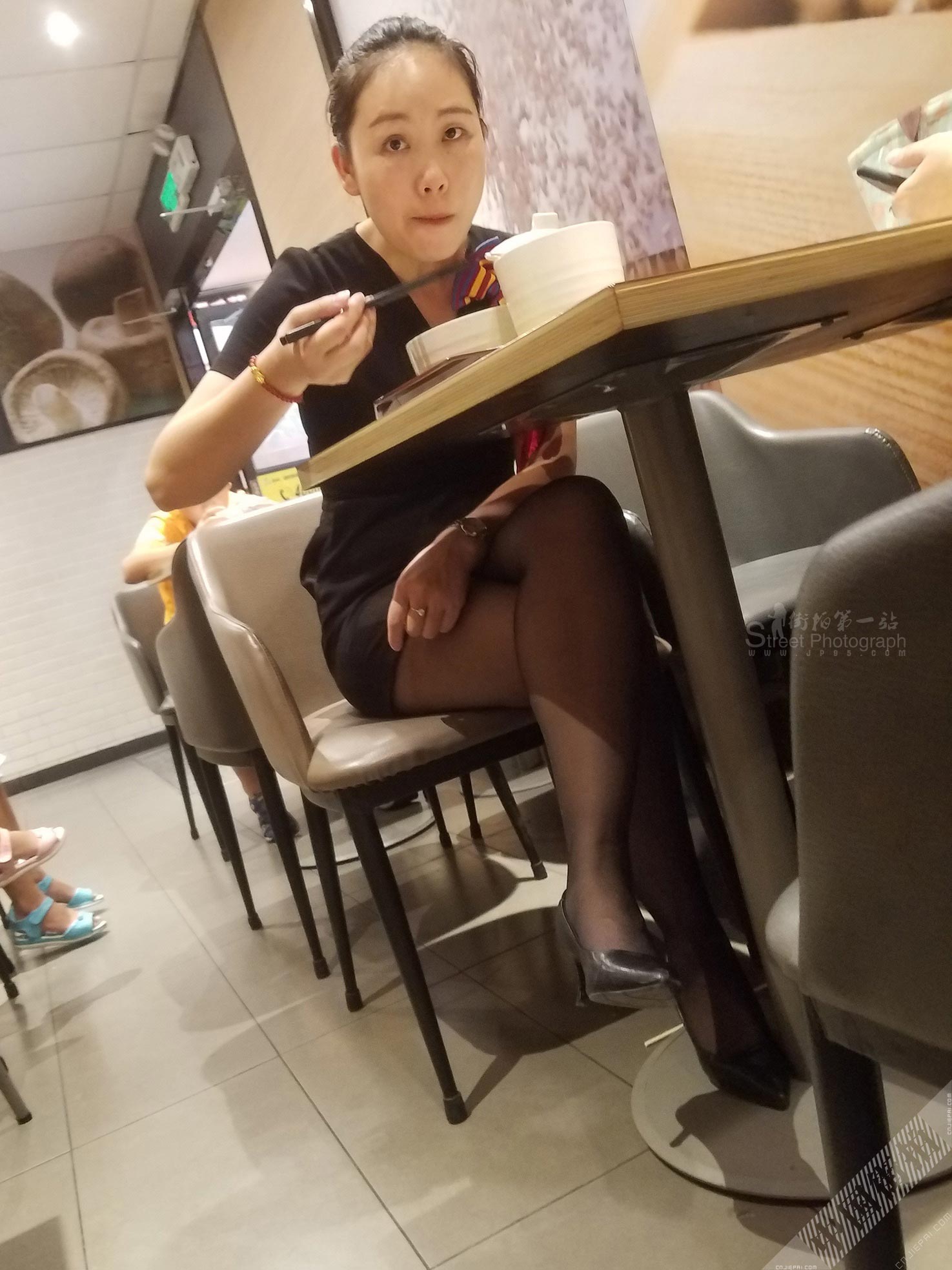 正在吃饭的首饰店制服美女服务员，桌下黑丝美腿诱惑 图2