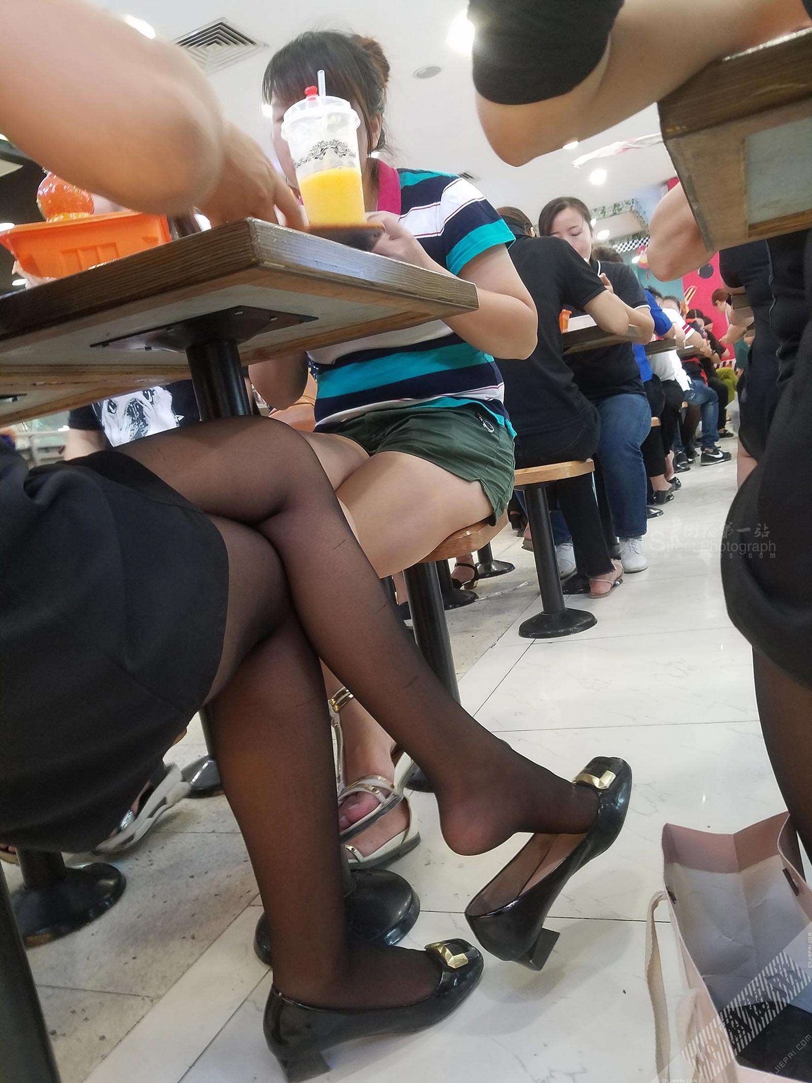 正在吃饭的首饰店制服美女服务员，桌下黑丝美腿诱惑 图5