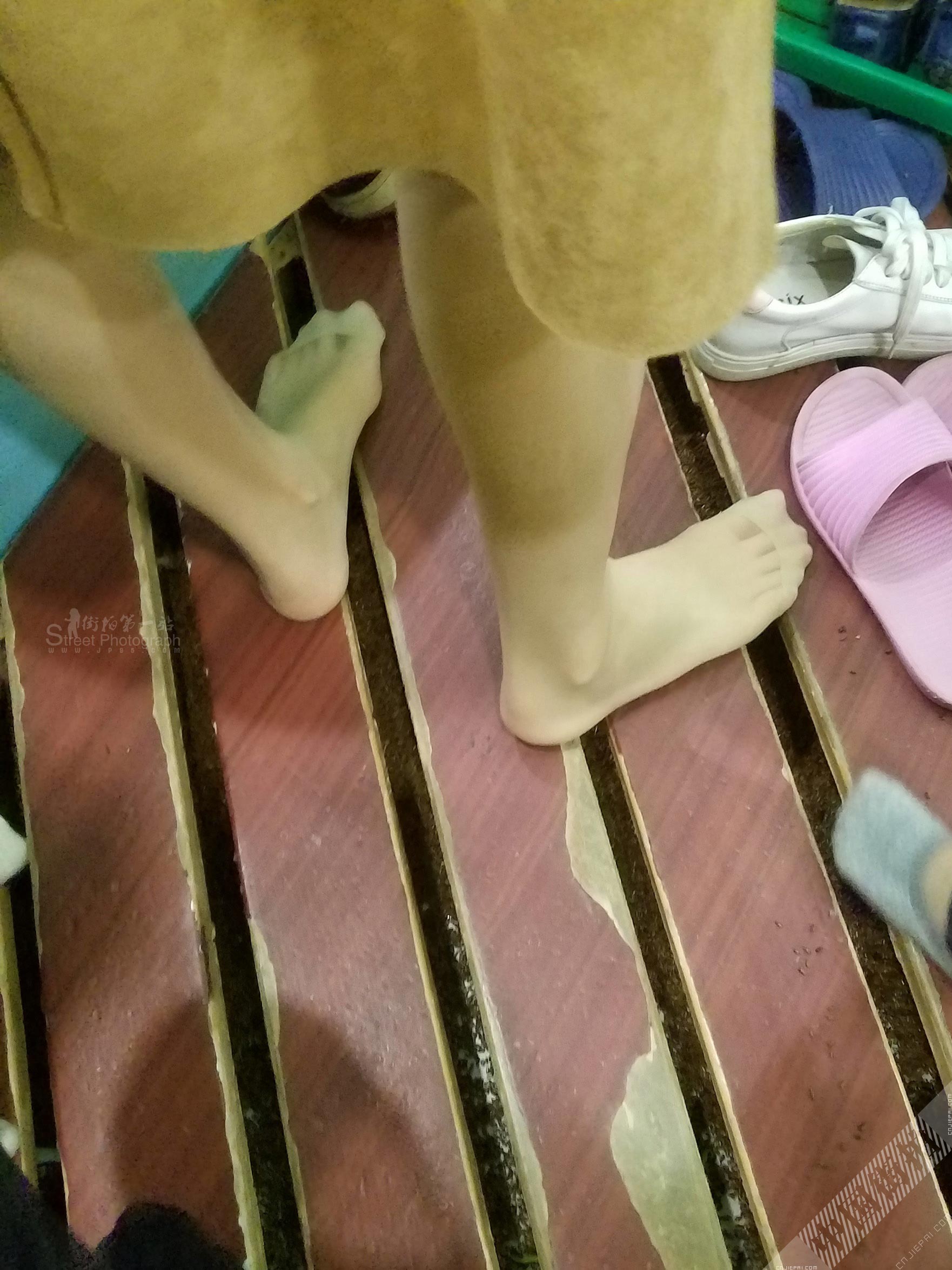 亲子乐园里的性感丝袜长腿美少妇，丝袜脚特写 图3