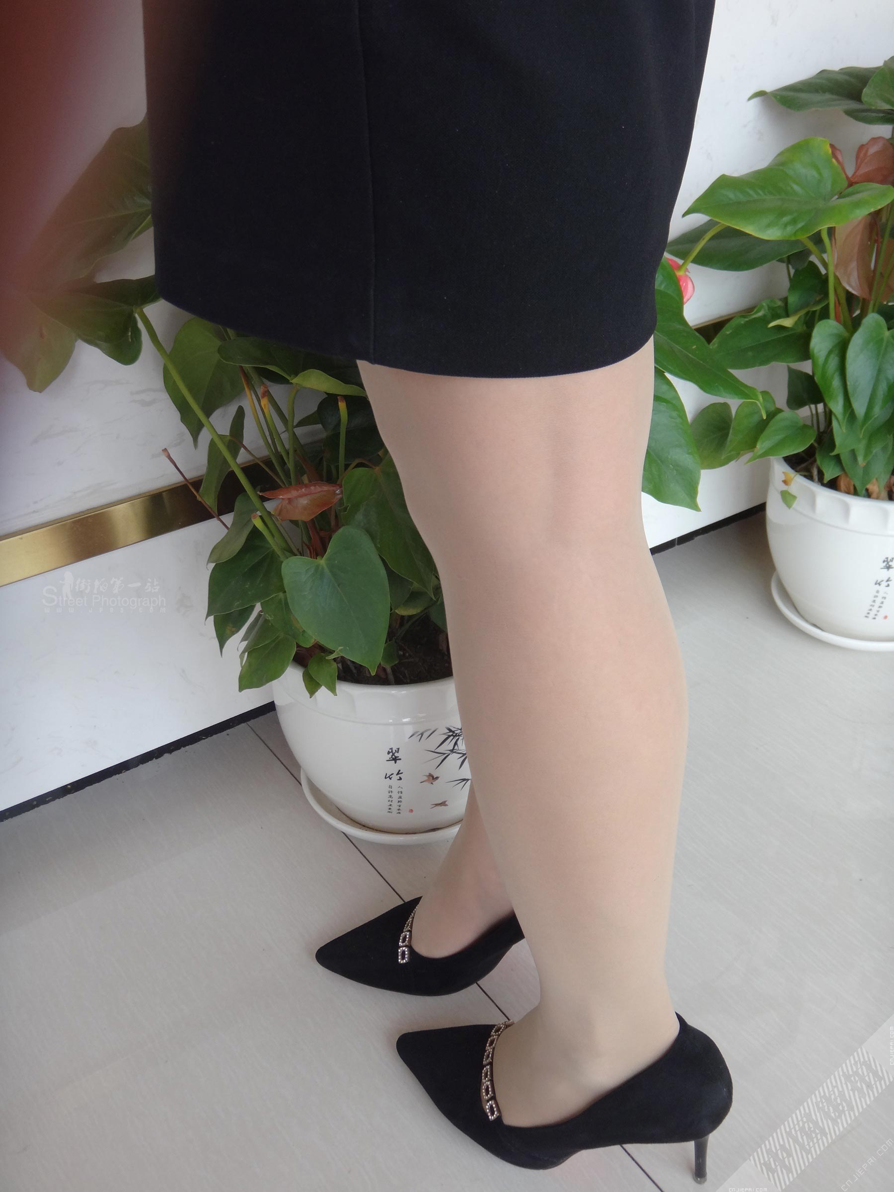 短裙制服美女业务的黑丝高跟美腿 图2