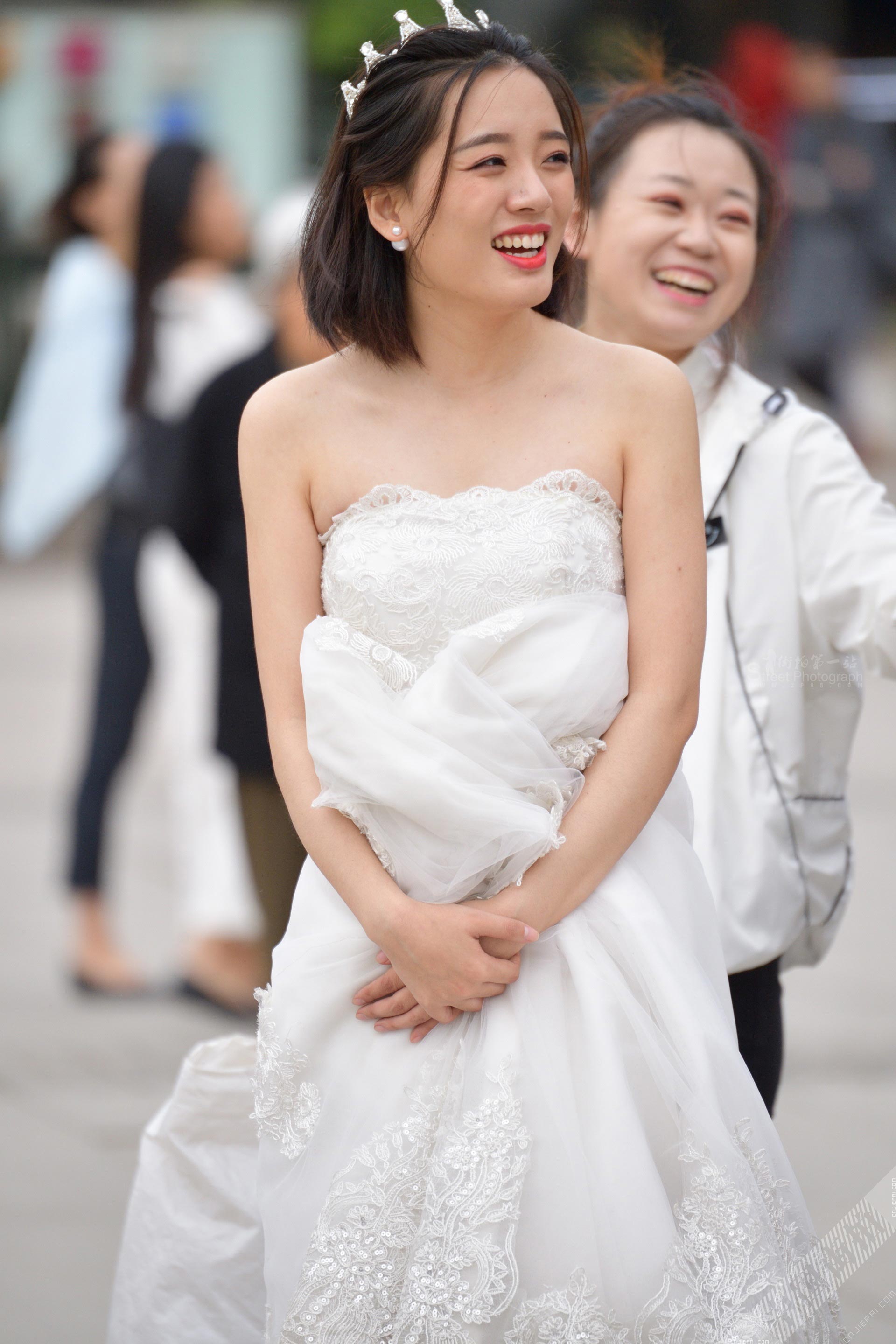 街拍拍婚纱照的甜美新娘 图2