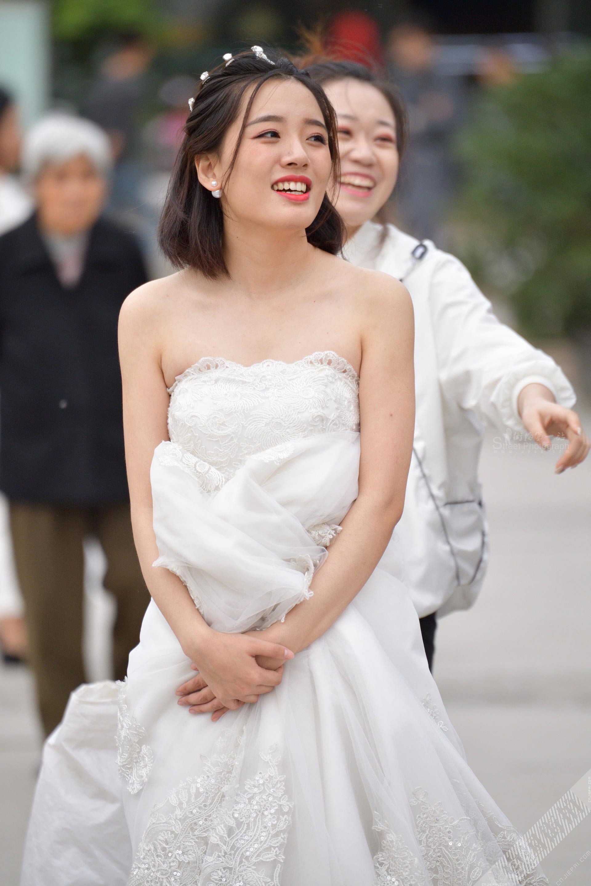 街拍拍婚纱照的甜美新娘 图9