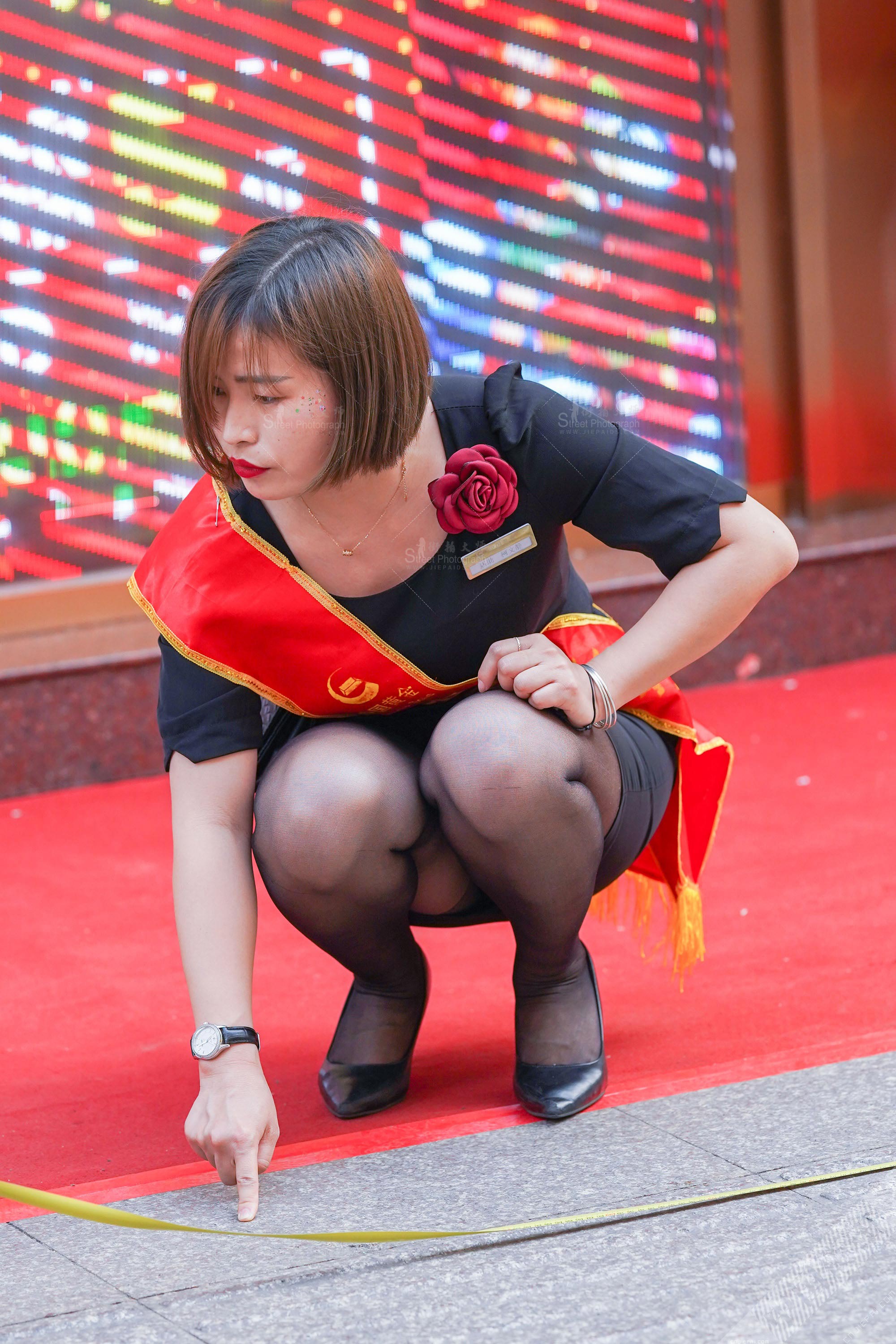 中国黄金女服务员蹲着量尺寸，短裙微露底 图2