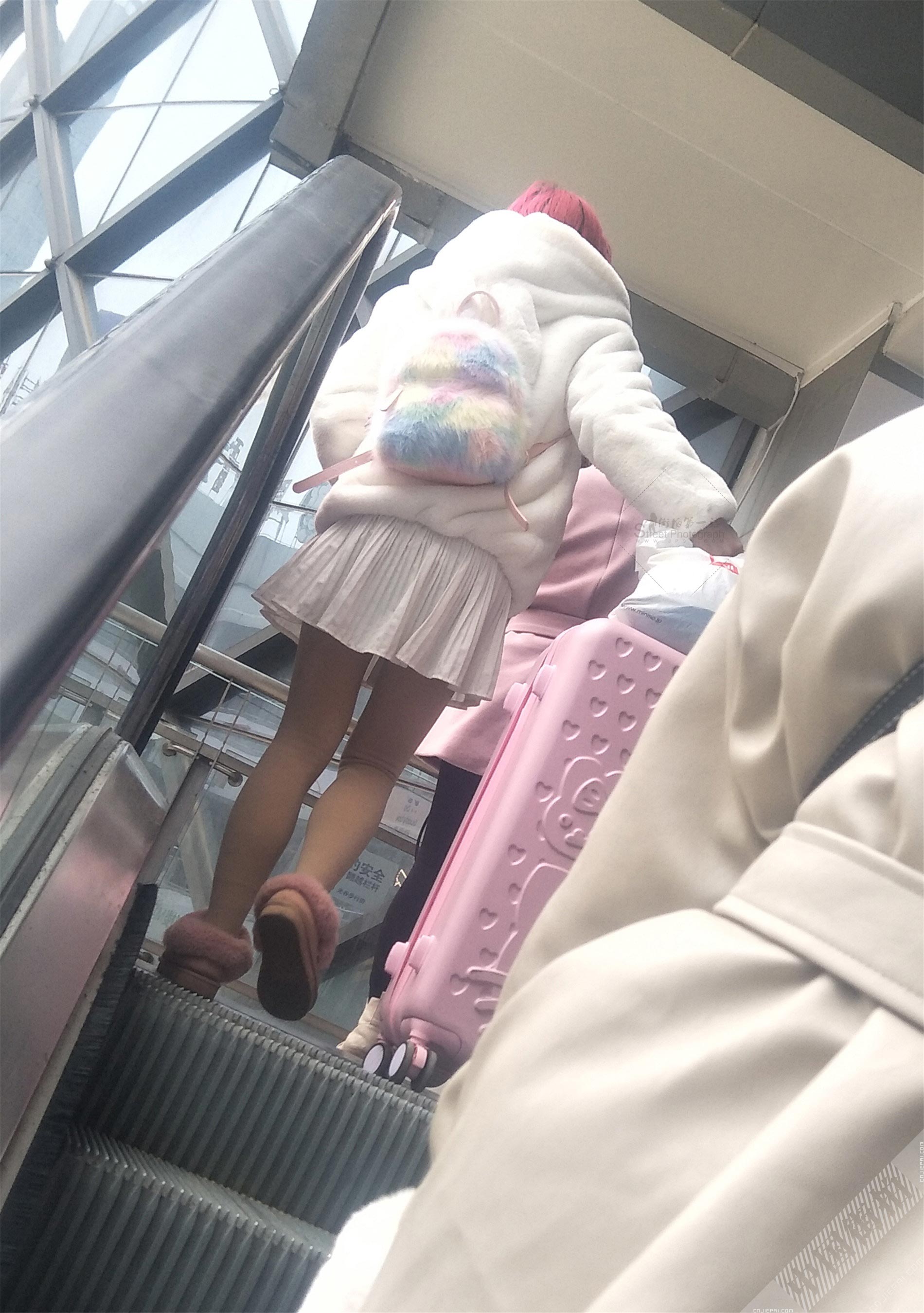 跟拍火车站扶梯上的短裙厚肉丝妹子 图3