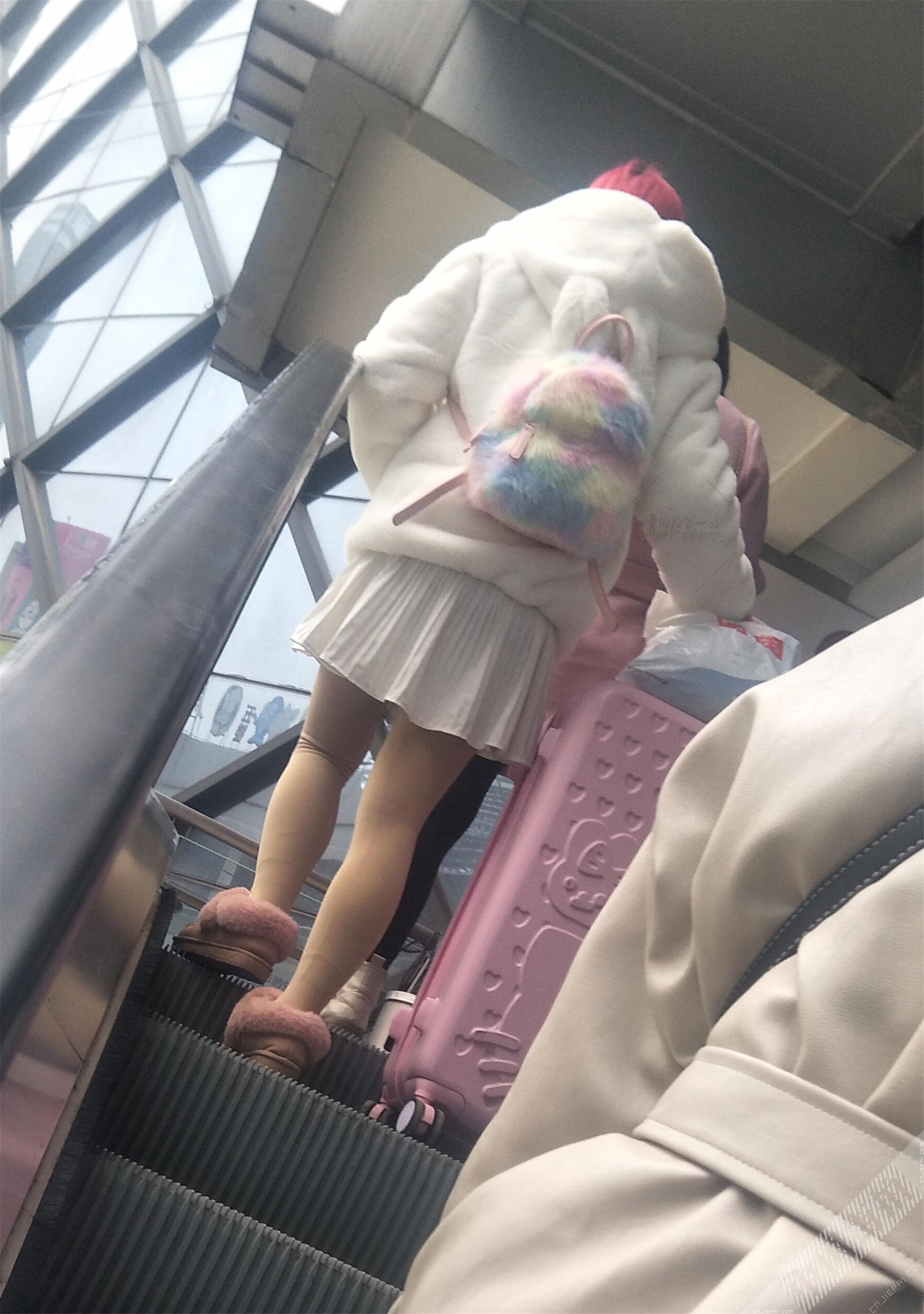 跟拍火车站扶梯上的短裙厚肉丝妹子 图8