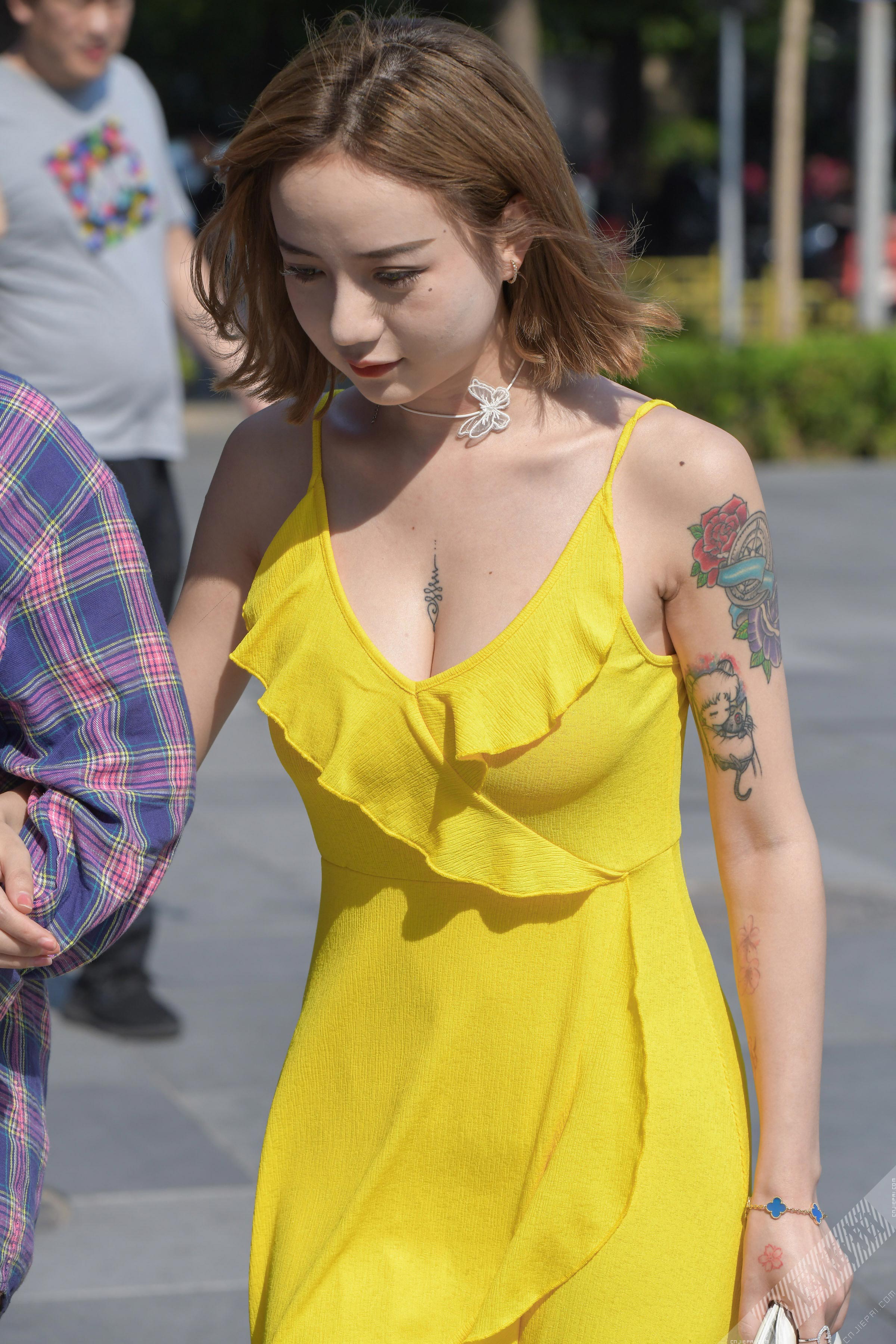 街拍大胸纹身短发美女，黄色裙子很清爽 图2