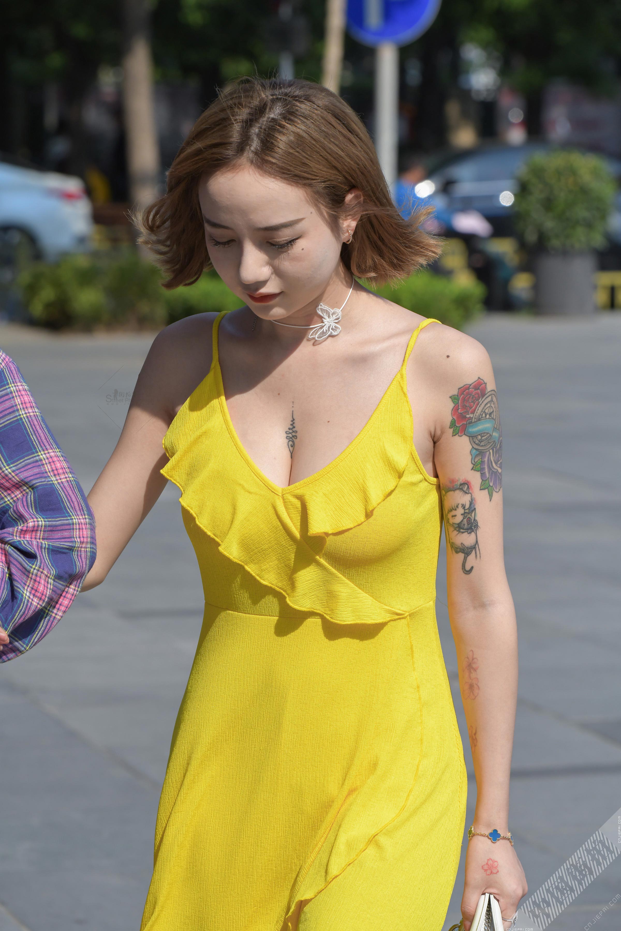 街拍大胸纹身短发美女，黄色裙子很清爽 图1