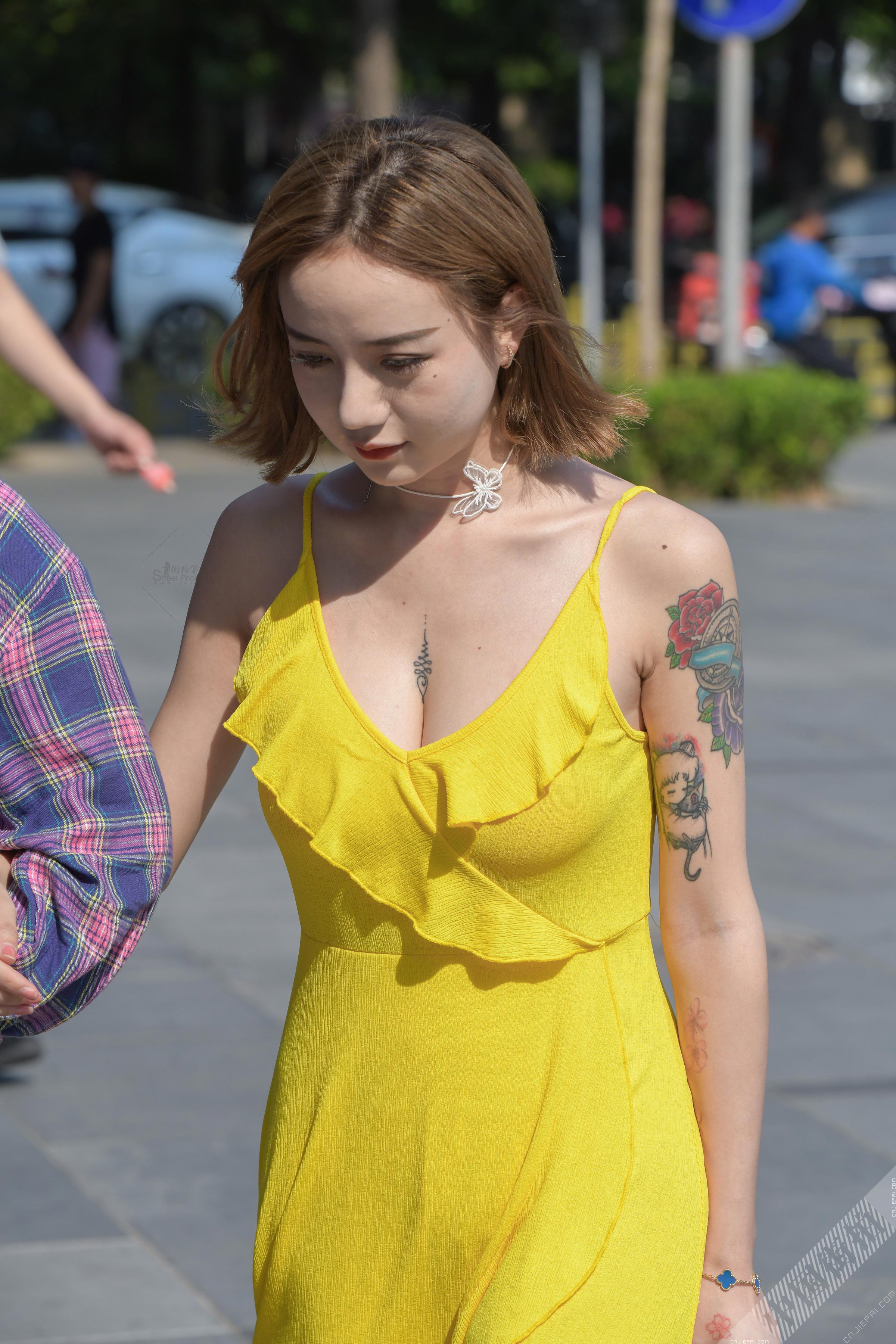 街拍大胸纹身短发美女，黄色裙子很清爽 图4