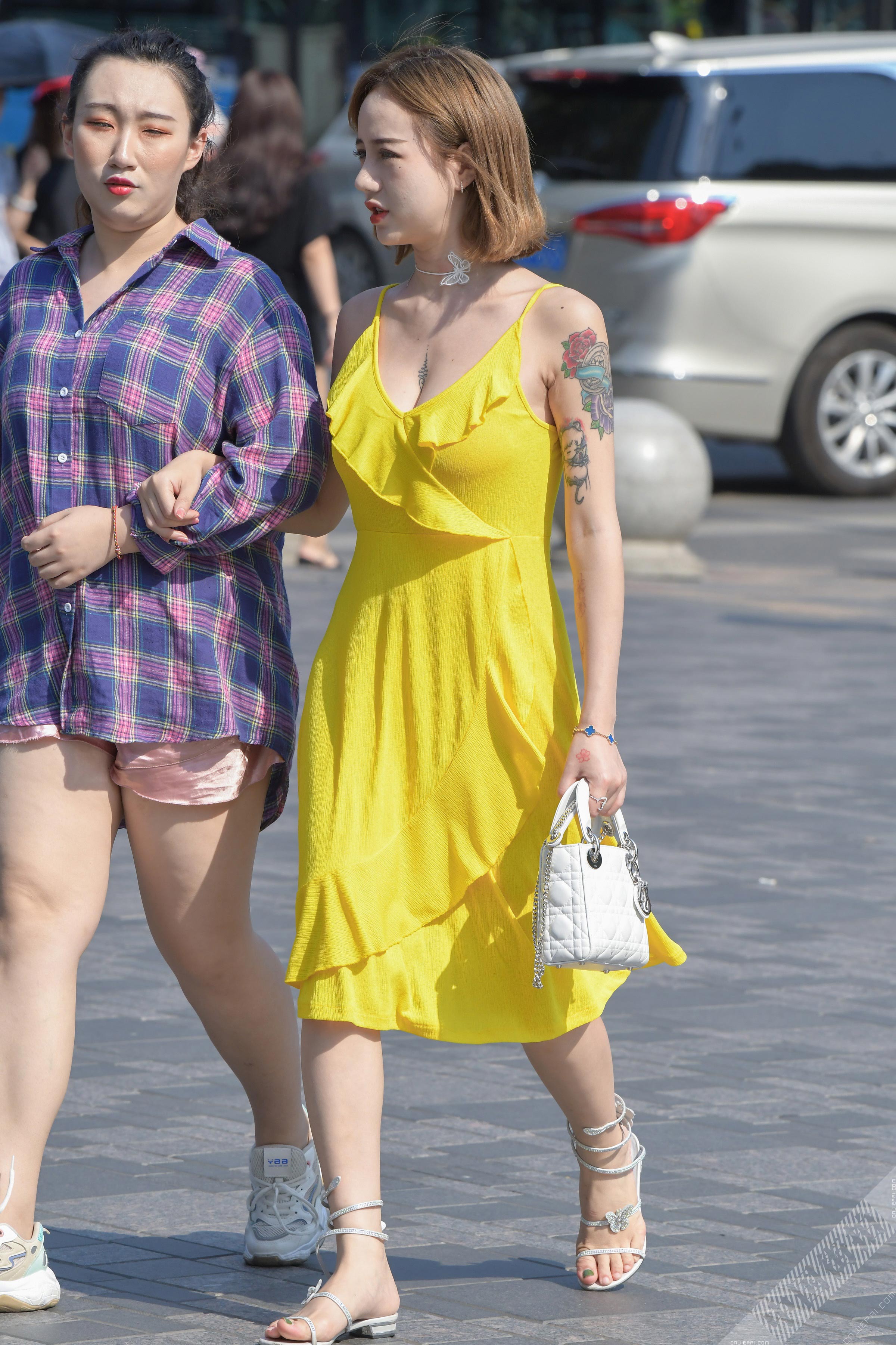 街拍大胸纹身短发美女，黄色裙子很清爽 图6