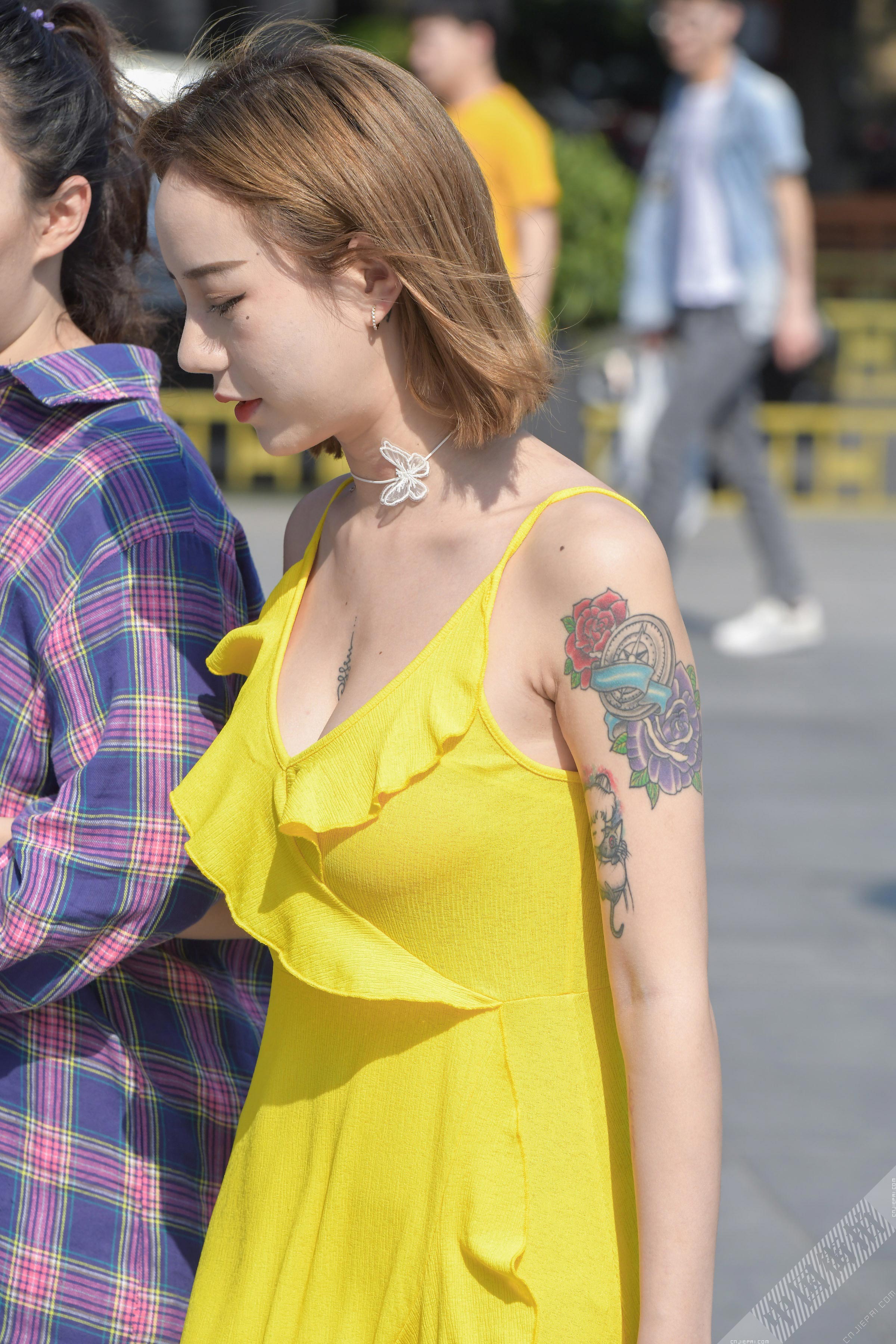 街拍大胸纹身短发美女，黄色裙子很清爽 图8