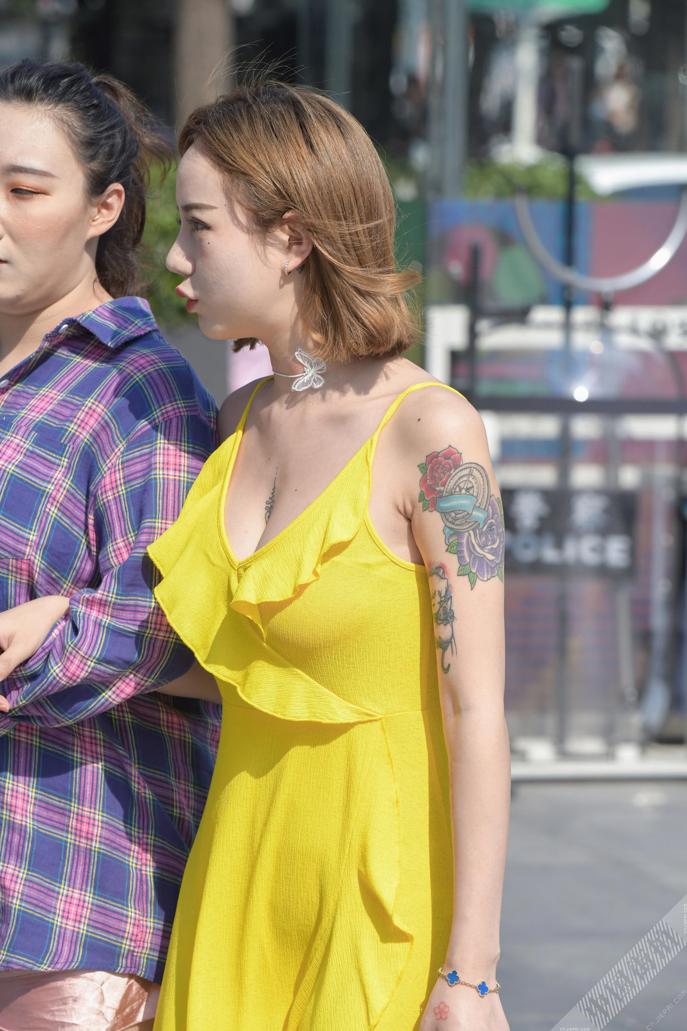 街拍大胸纹身短发美女，黄色裙子很清爽 图9