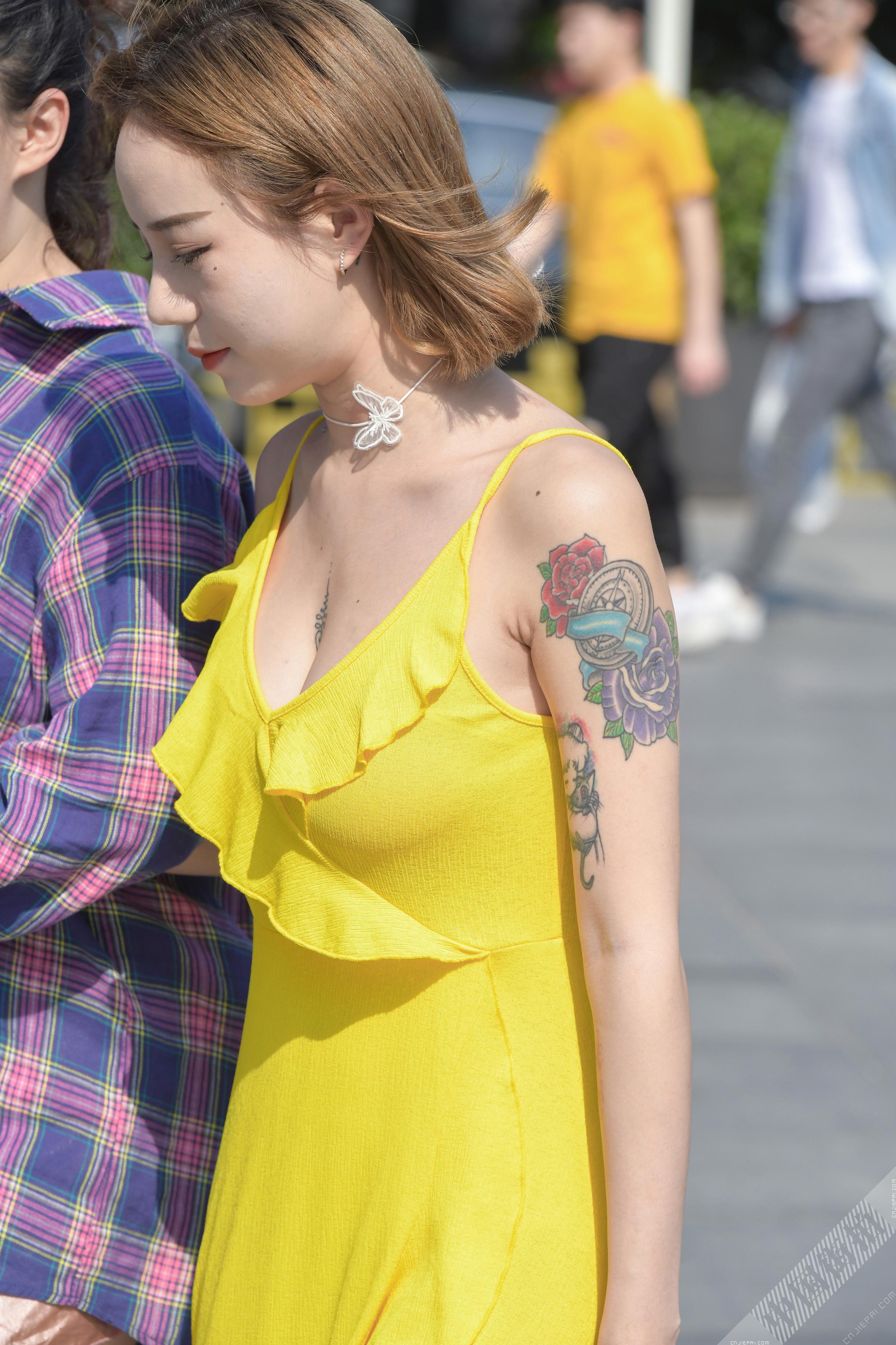 街拍大胸纹身短发美女，黄色裙子很清爽 图11