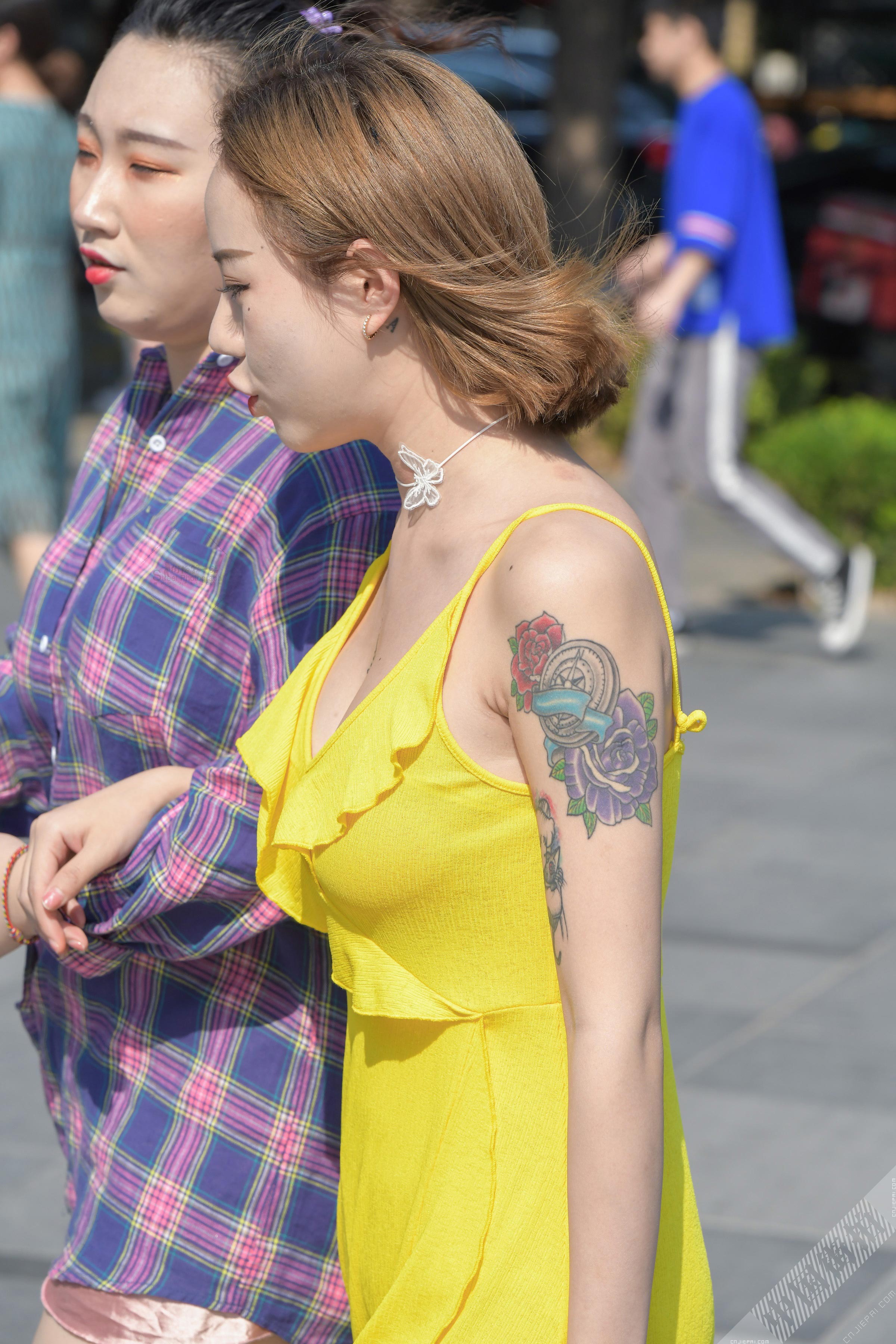 街拍大胸纹身短发美女，黄色裙子很清爽 图12