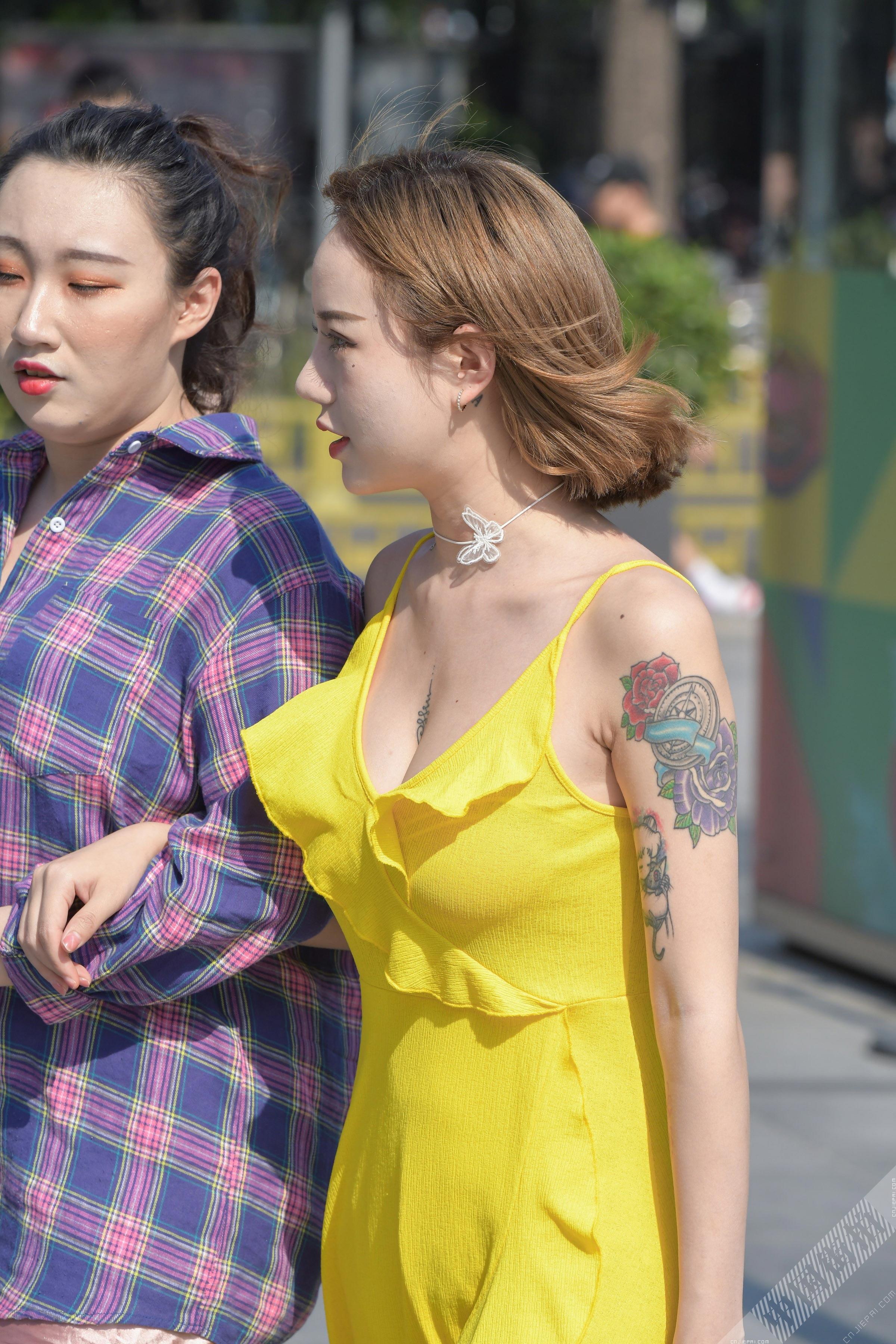 街拍大胸纹身短发美女，黄色裙子很清爽 图14