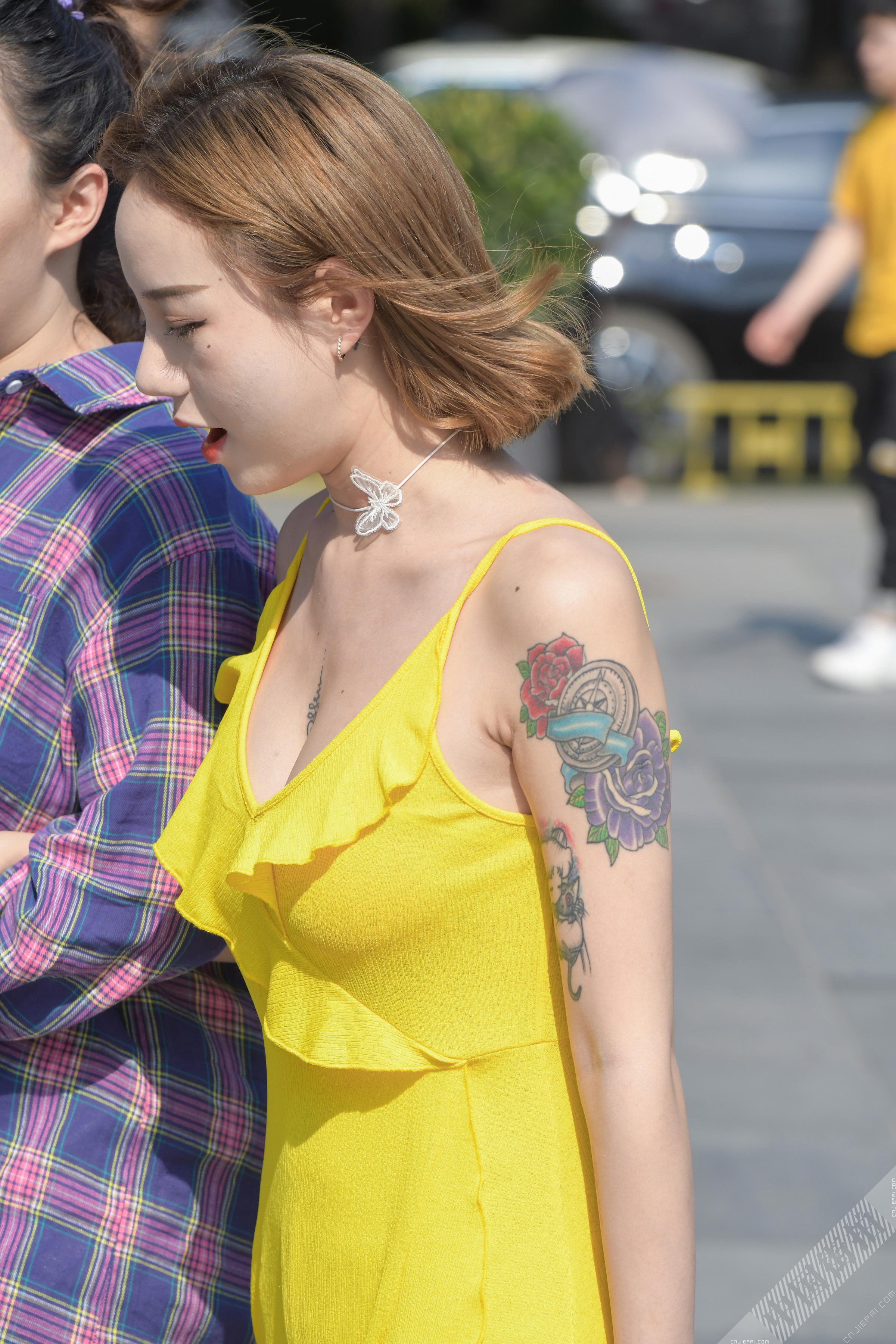 街拍大胸纹身短发美女，黄色裙子很清爽 图15