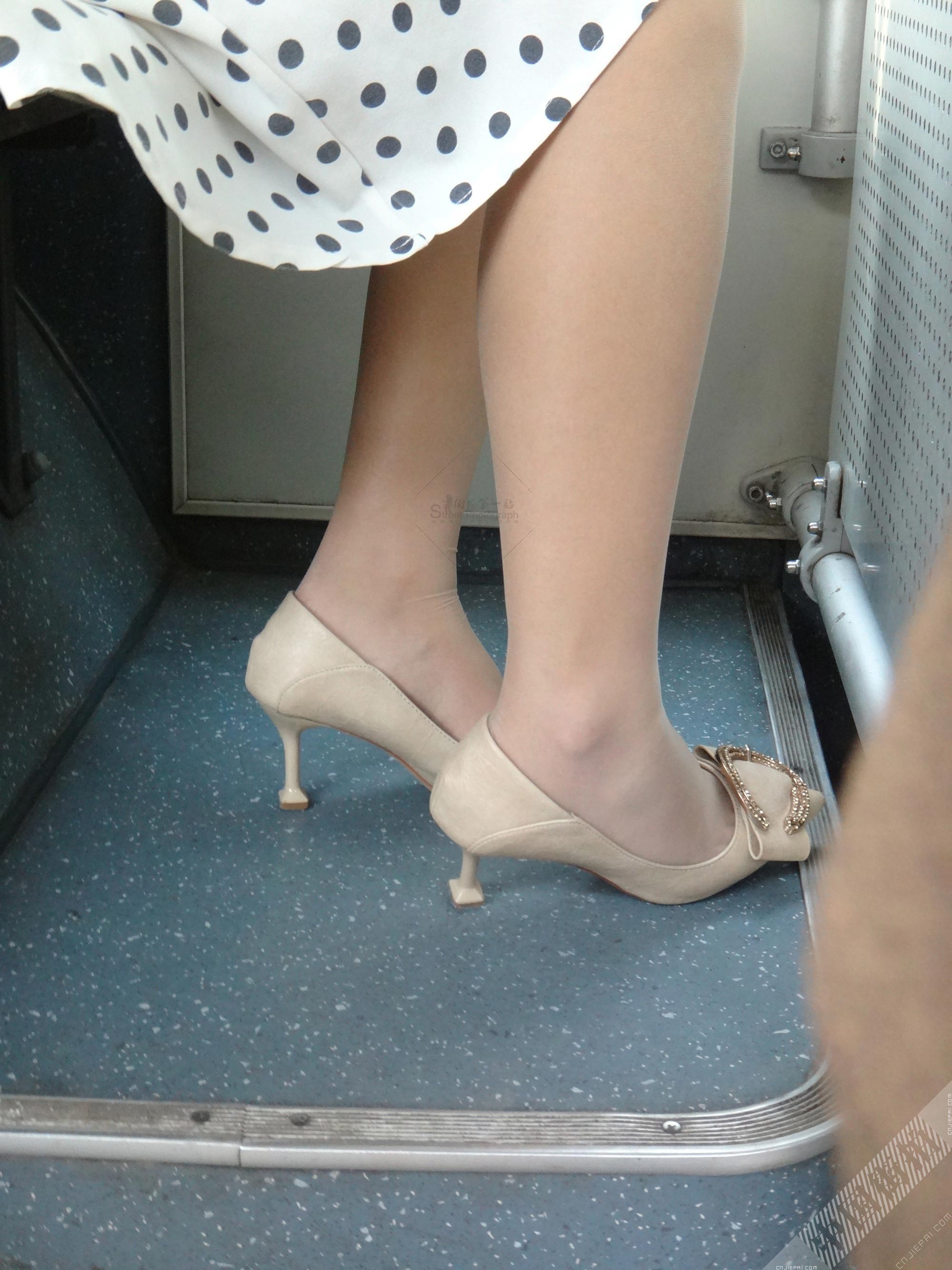 公交车上的少妇，斑点裙肉色丝腿特写 图1