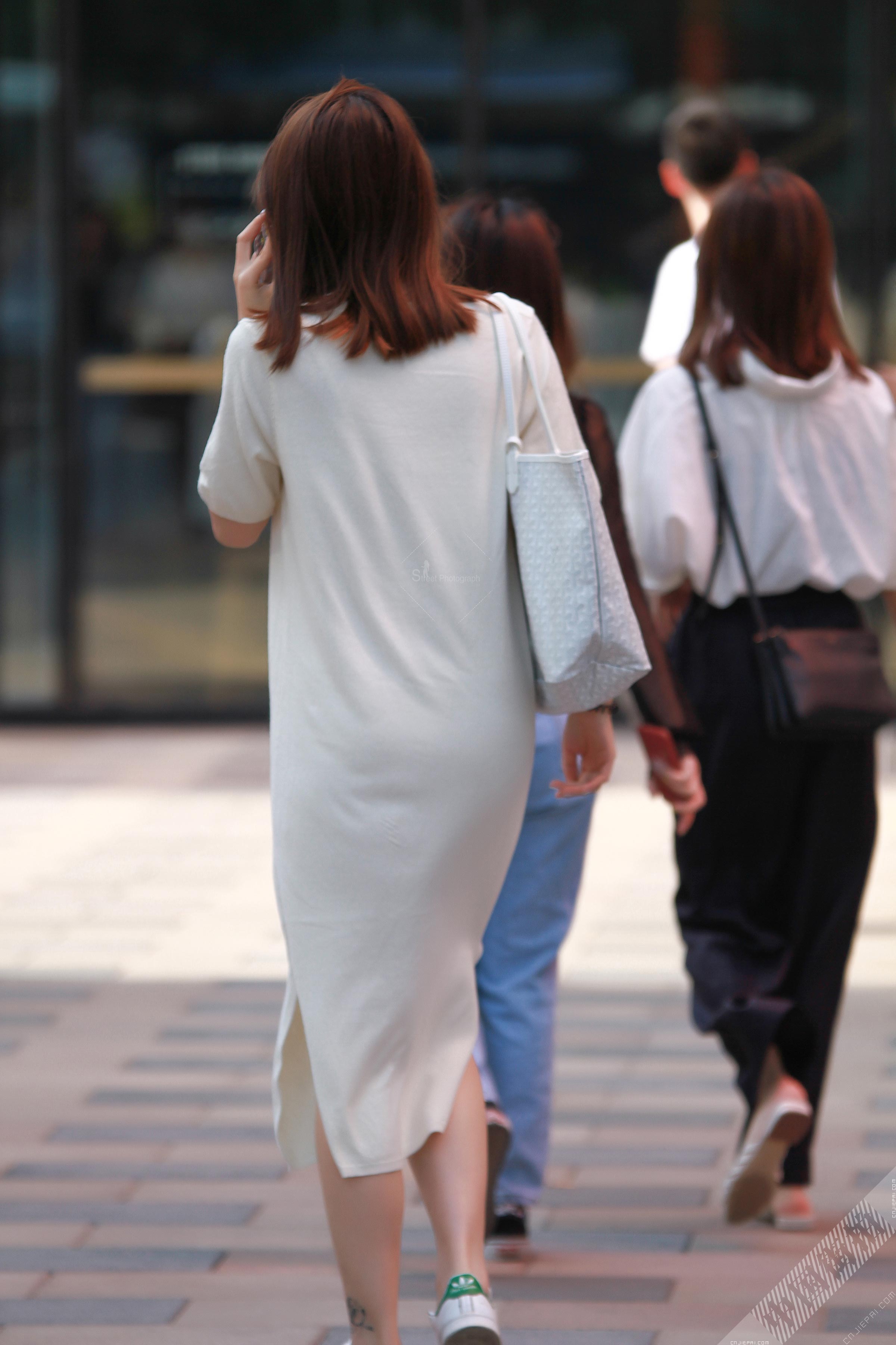 街拍通话中的白色长裙美女，淡淡的内衣痕迹 图7