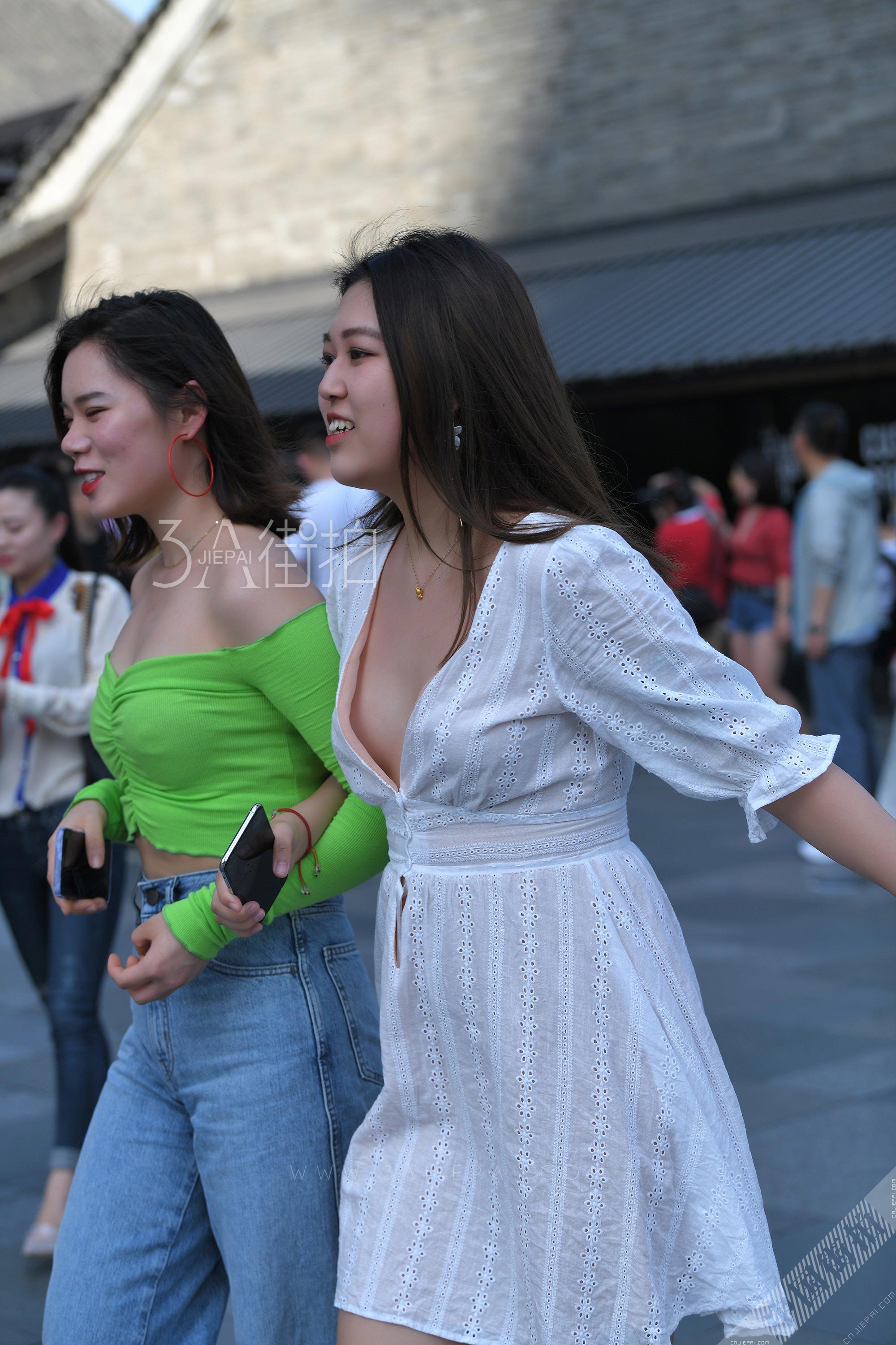 街拍两位美女的胸部，看到乳贴了 图2