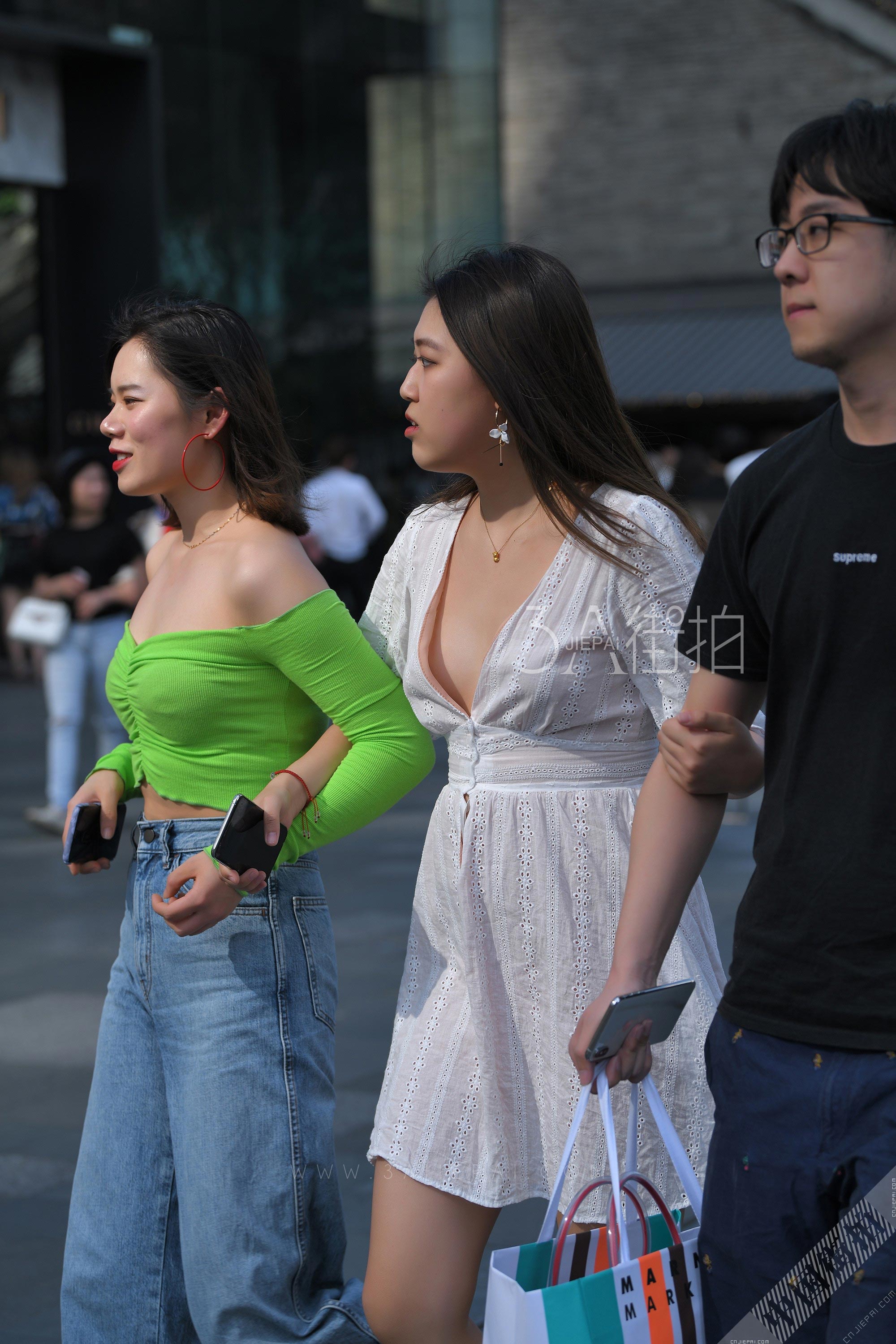 街拍两位美女的胸部，看到乳贴了 图3