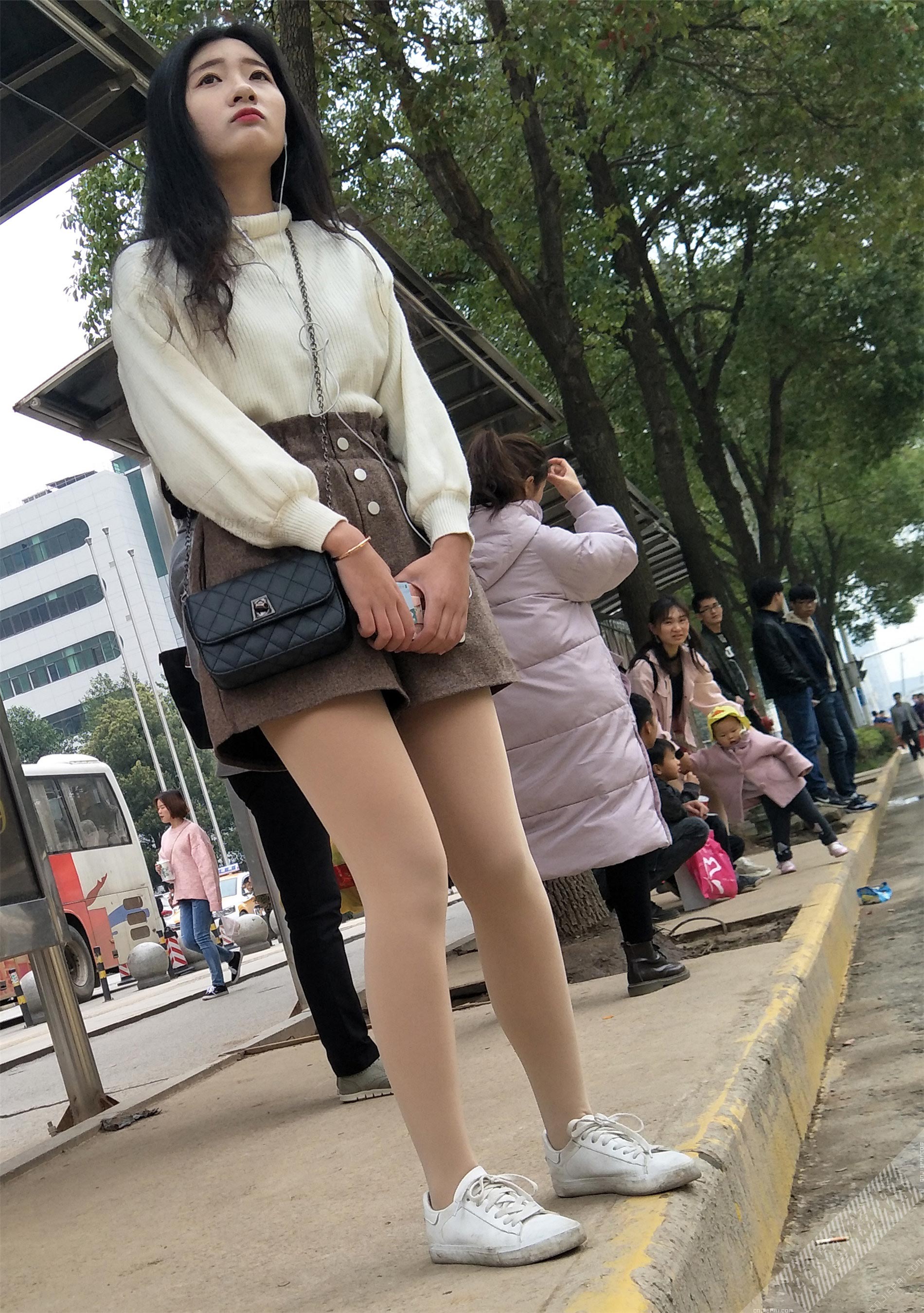 街拍等公交车的短裤厚肉丝小姐姐 图7