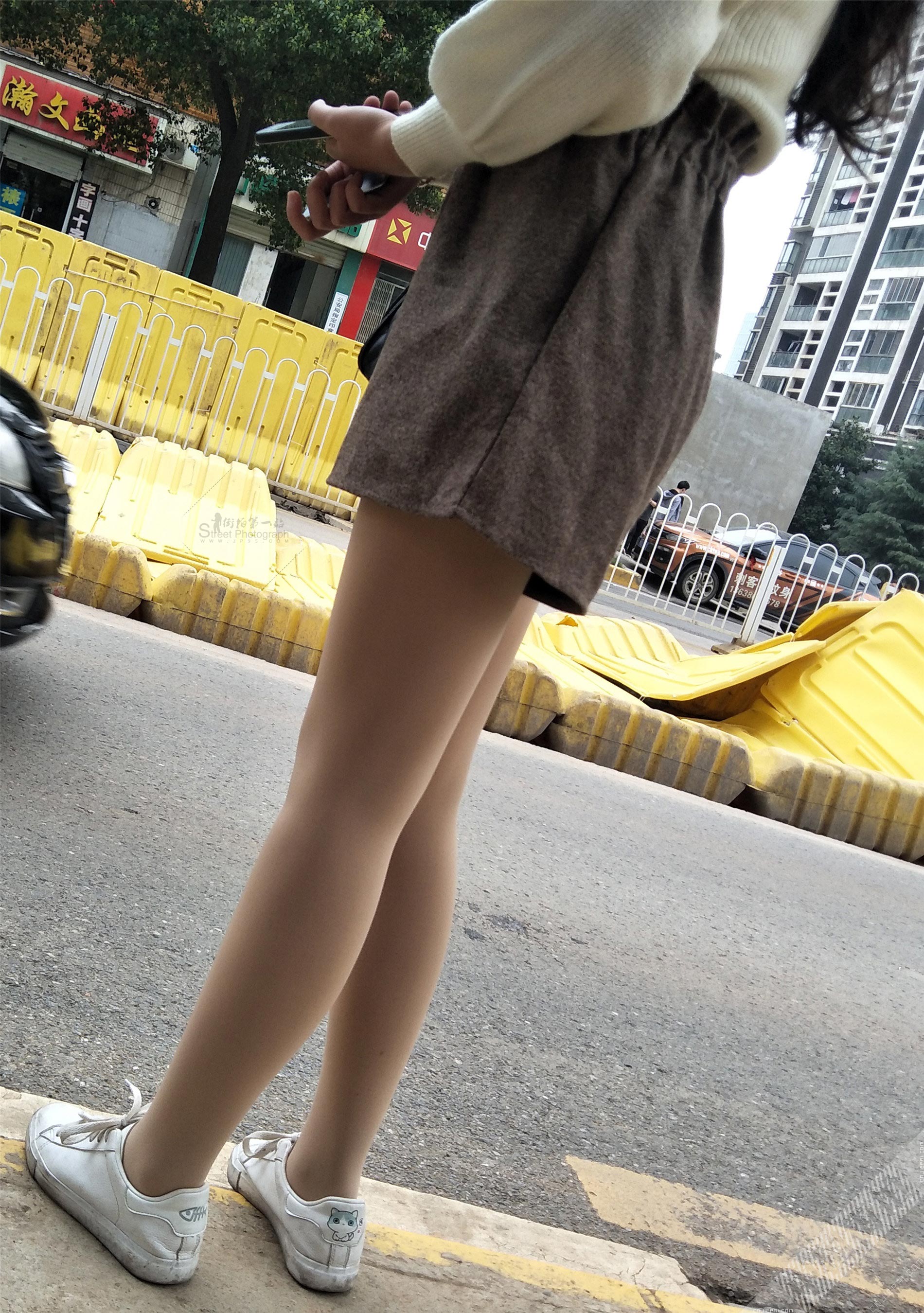 街拍等公交车的短裤厚肉丝小姐姐 图12