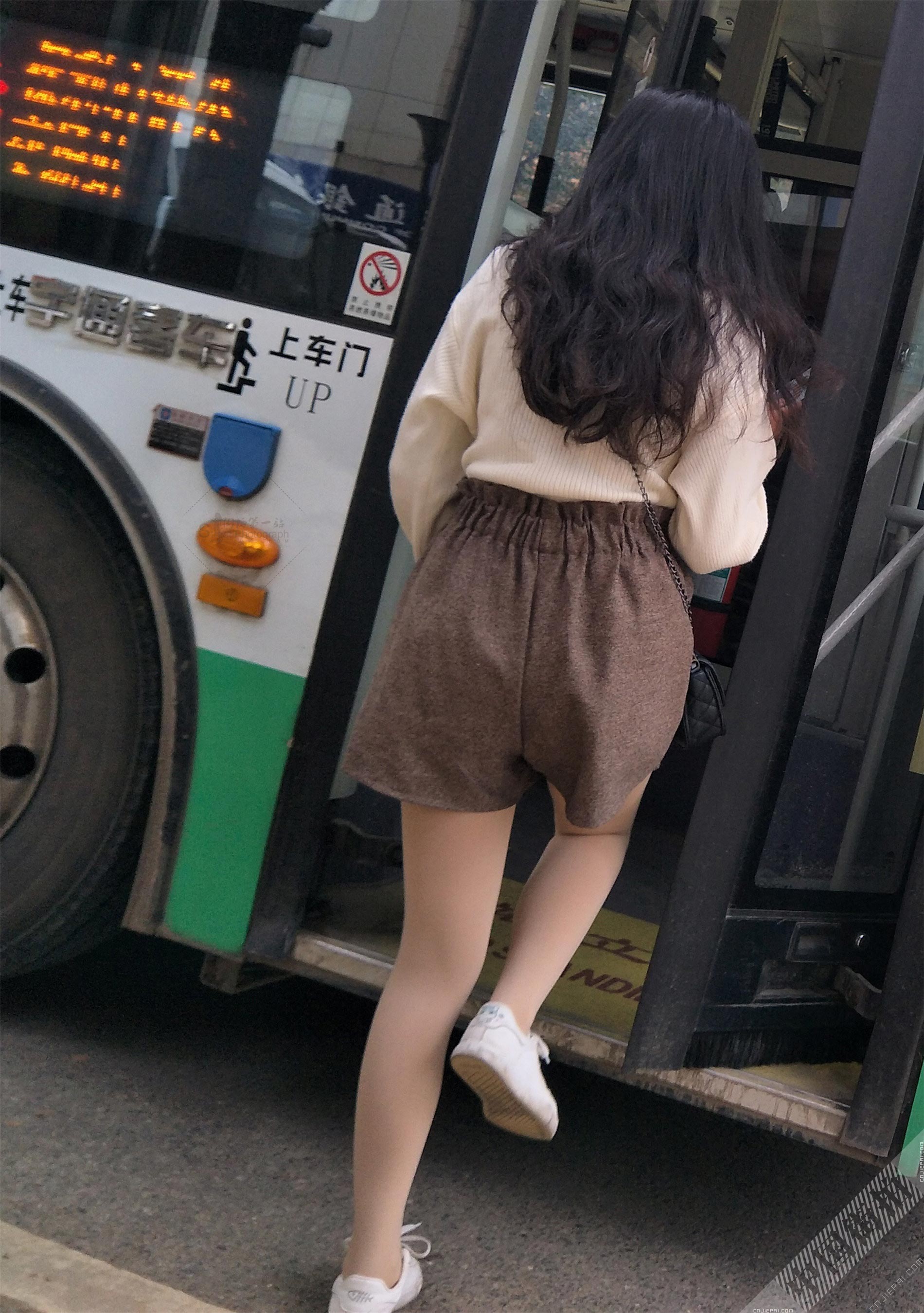 街拍等公交车的短裤厚肉丝小姐姐 图13