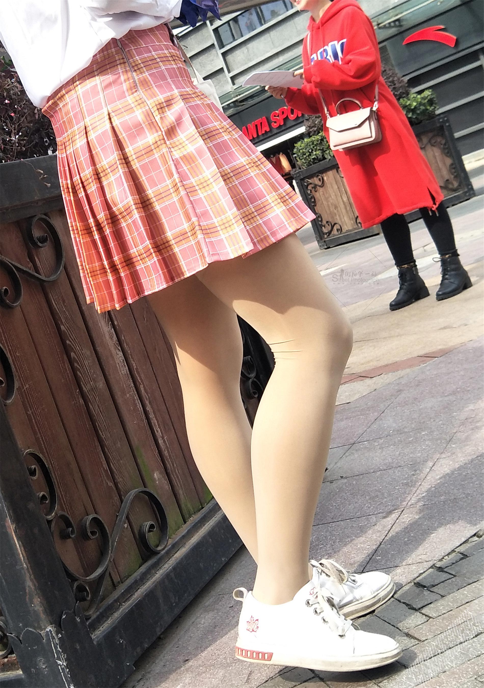 街拍发传单的粉色百褶裙肉色光腿神器美女 图16