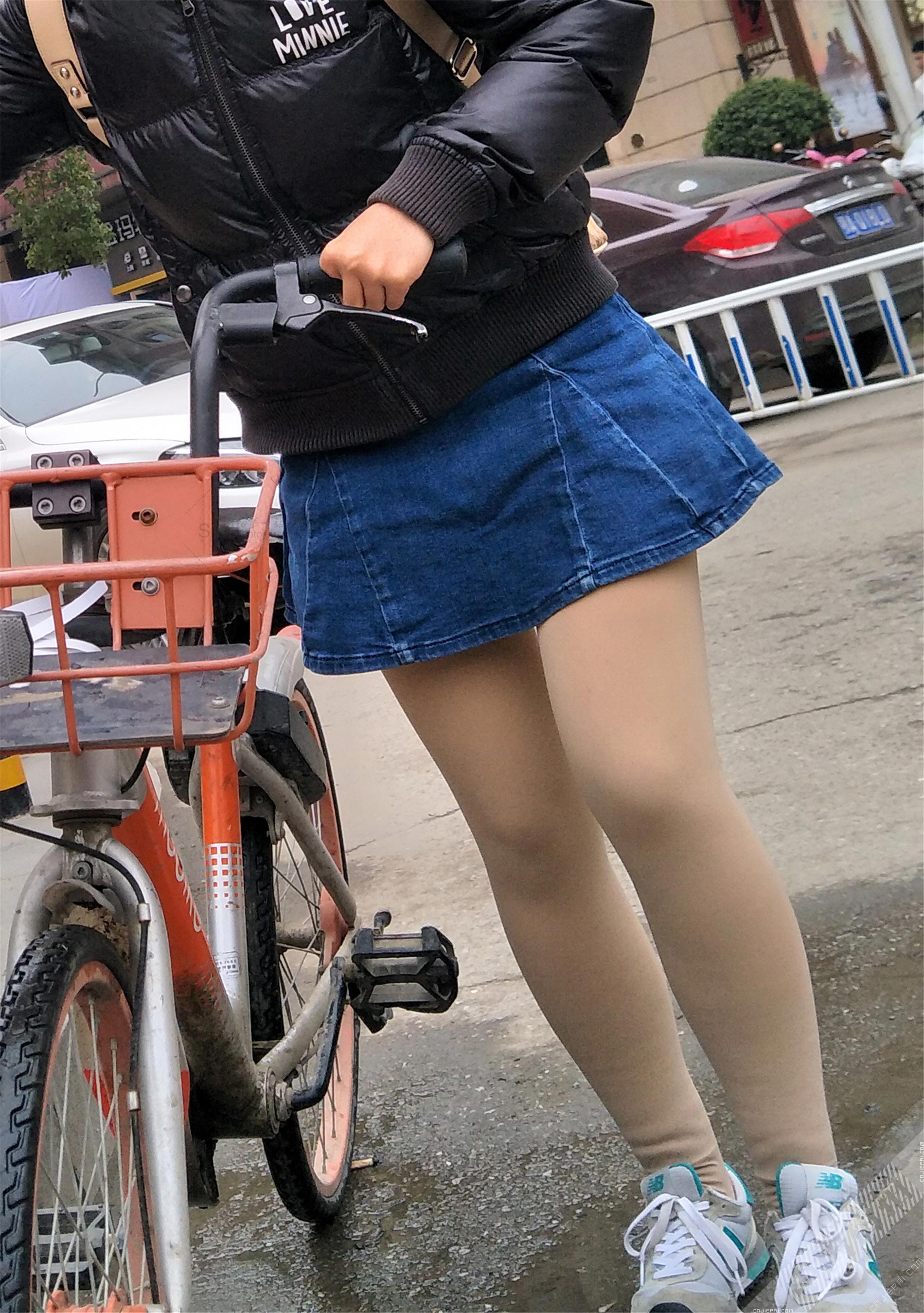 蓝色短裙肤色打底裤美女骑摩拜单车 图4