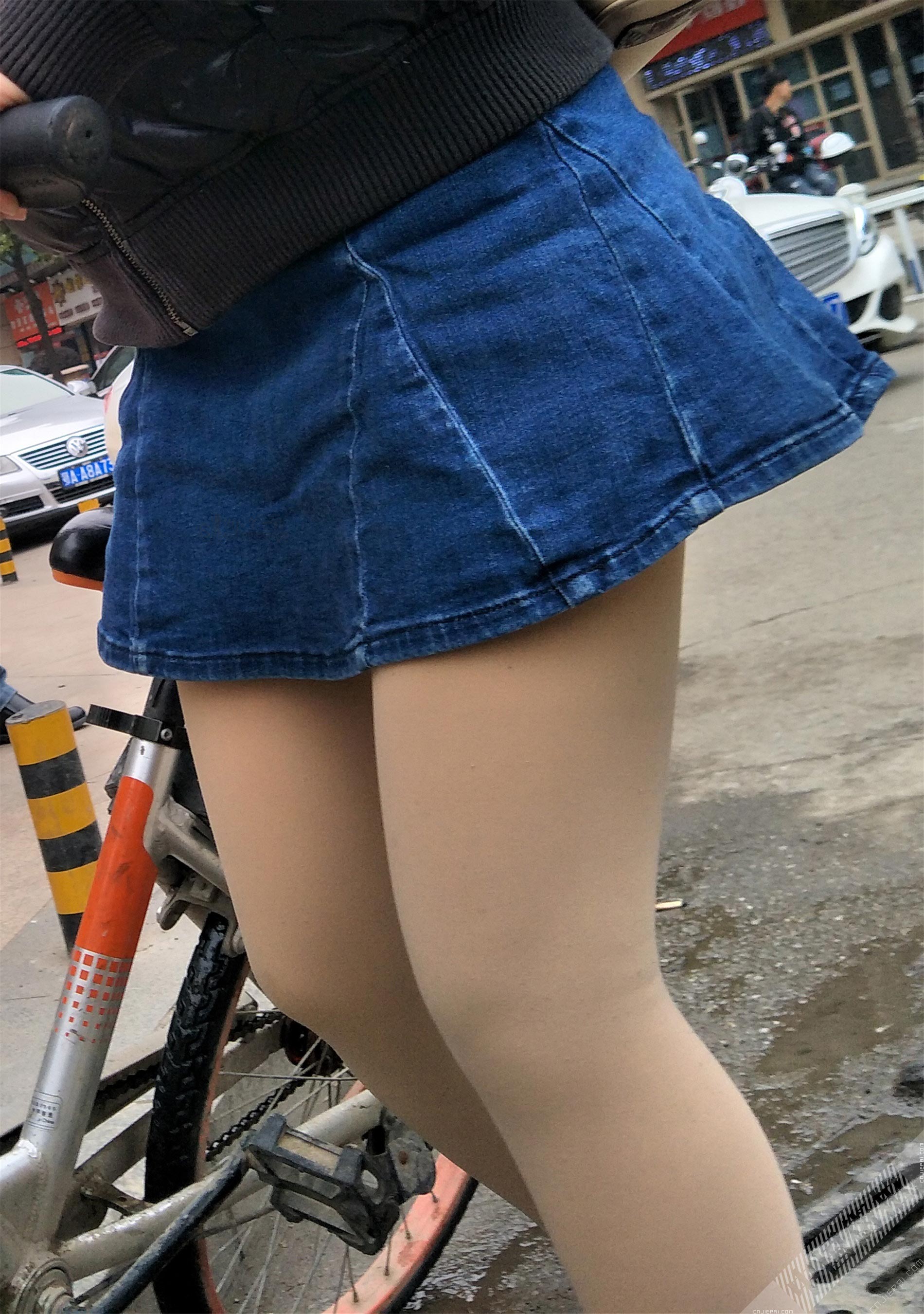 蓝色短裙肤色打底裤美女骑摩拜单车 图5