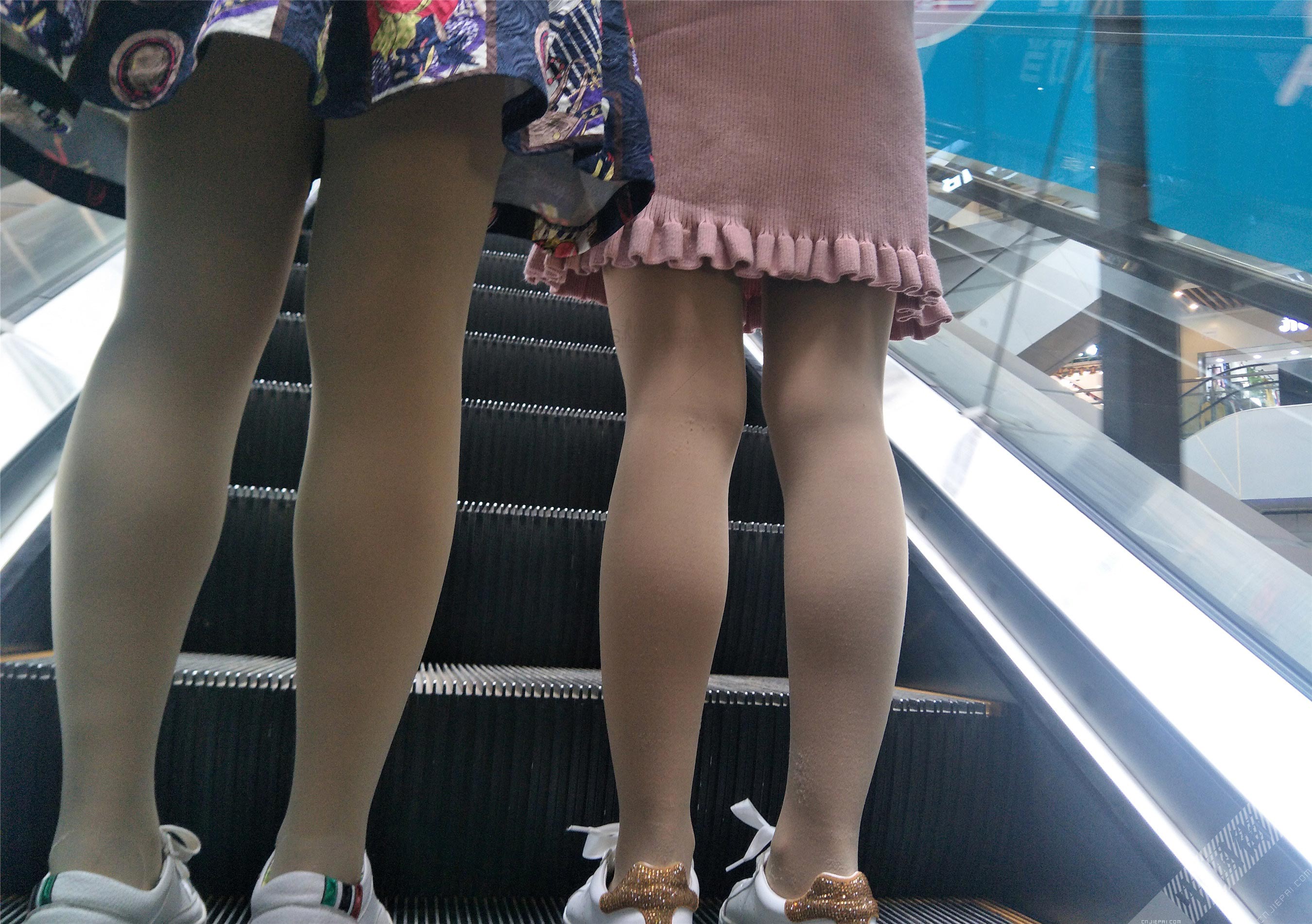 电梯上的短裙厚肤色裤袜美女 图3