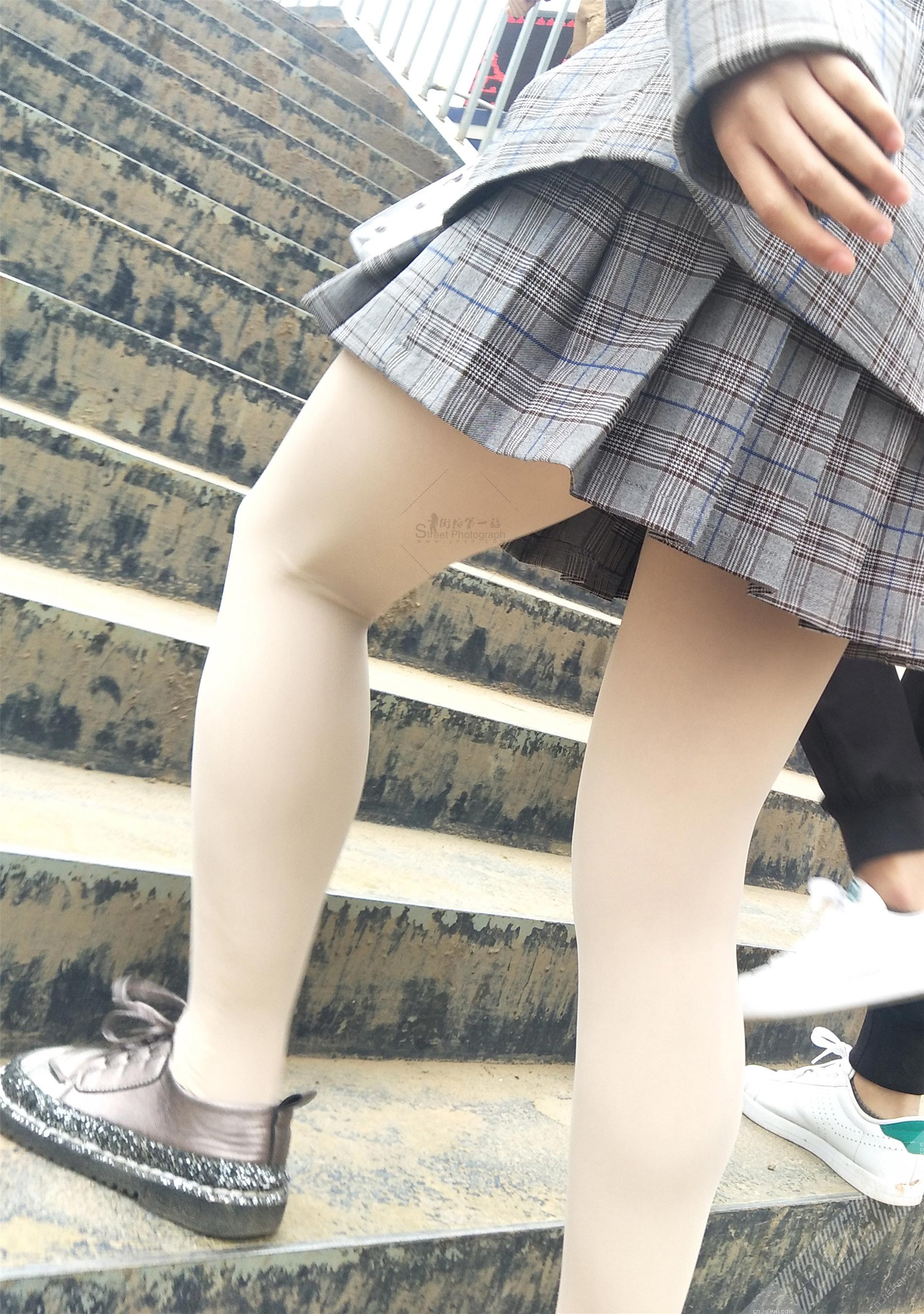 上台阶的学生制服短裙厚肉丝妹子 图11