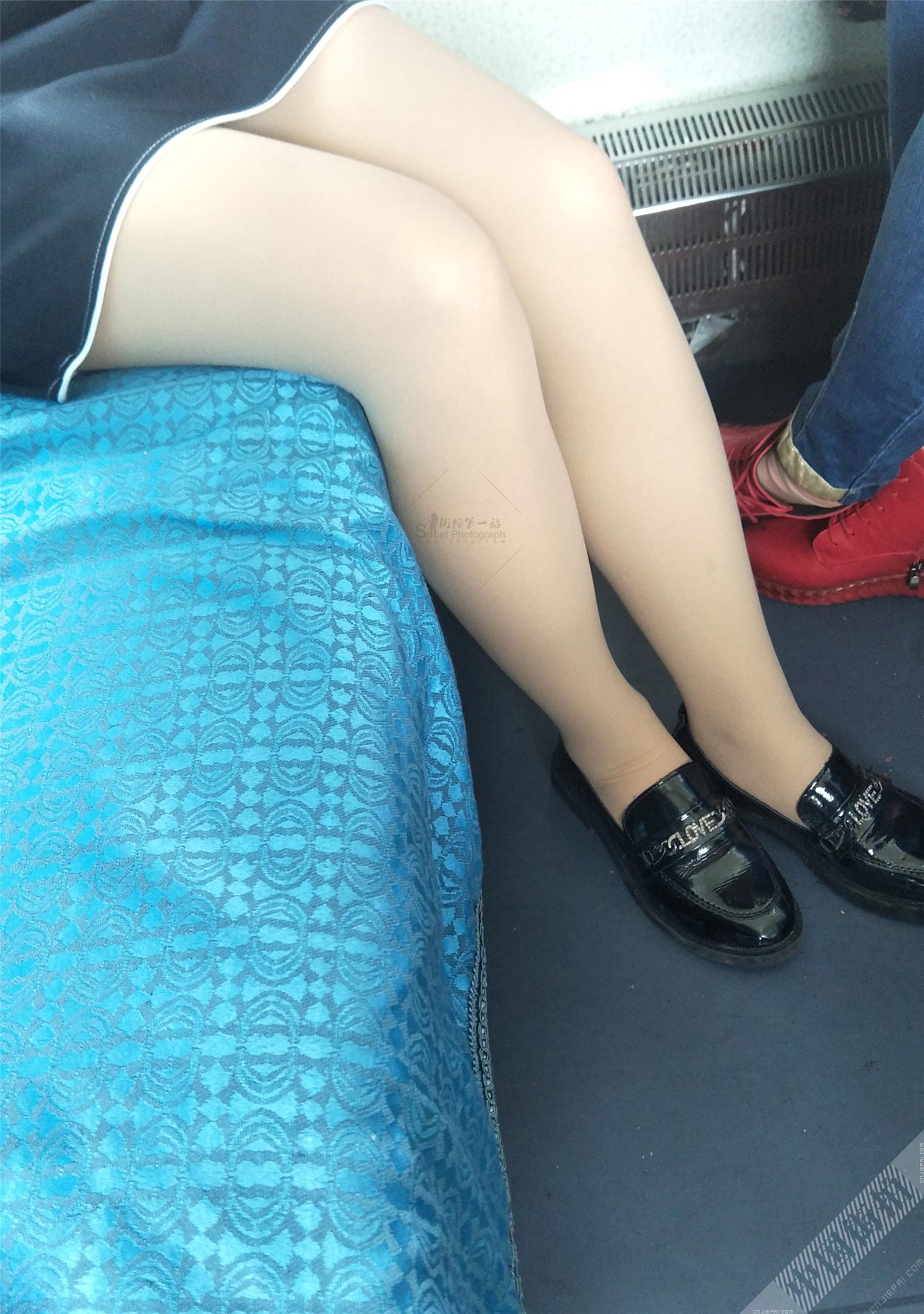 火车上非常性感的厚肉丝裤袜短裙美女，超清丝袜腿特写 图4