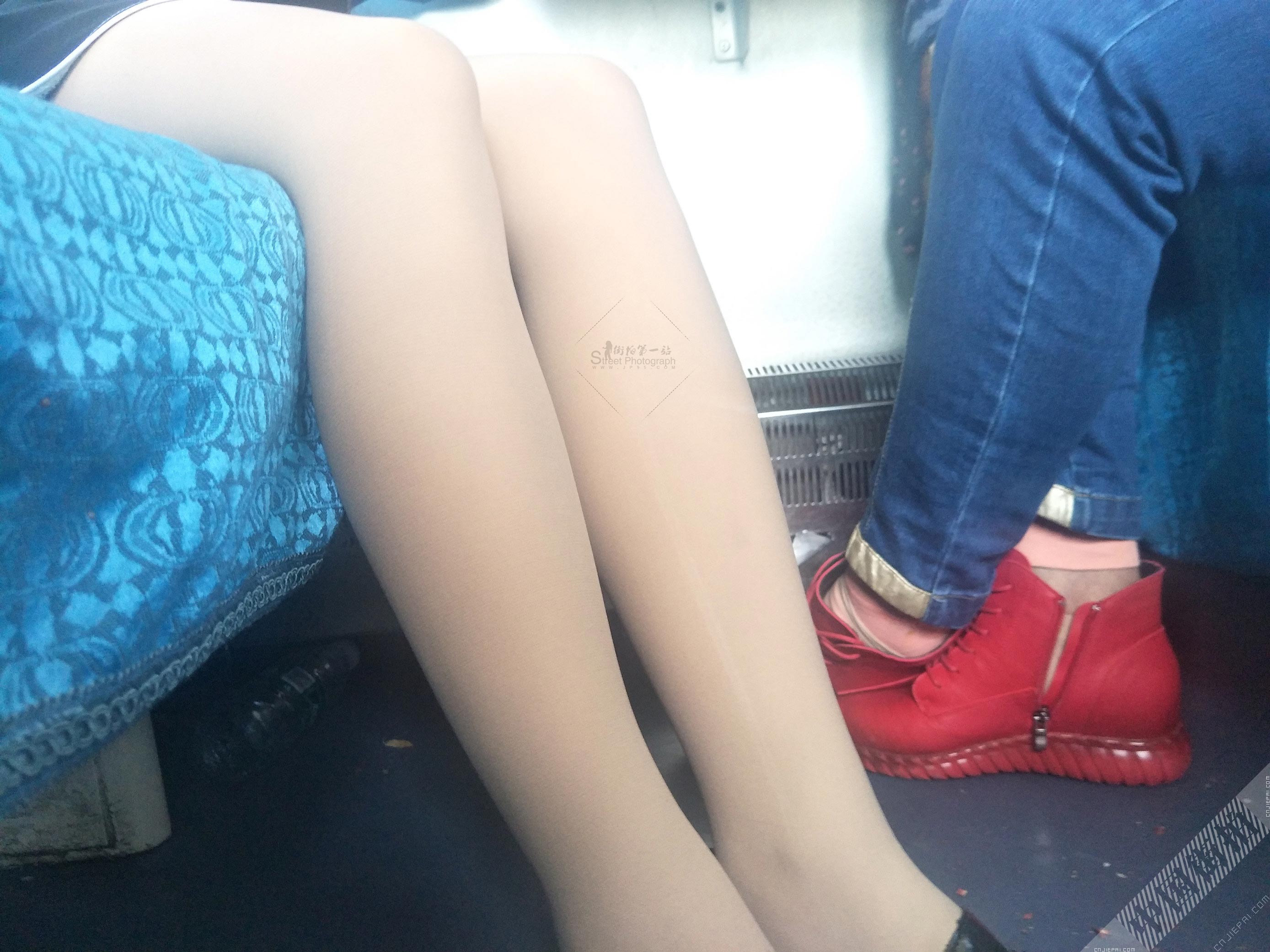 火车上非常性感的厚肉丝裤袜短裙美女，超清丝袜腿特写 图11