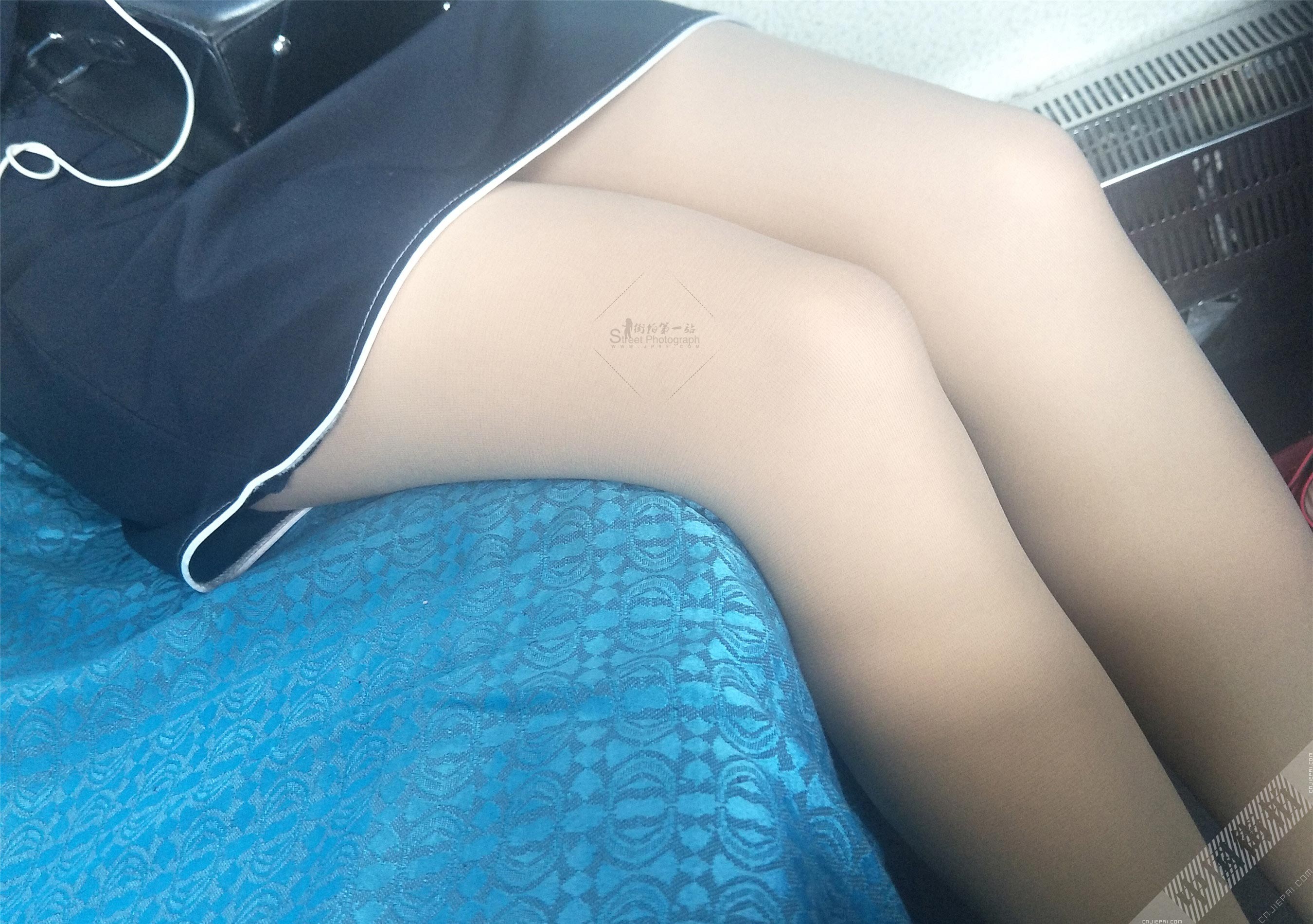火车上非常性感的厚肉丝裤袜短裙美女，超清丝袜腿特写 图12
