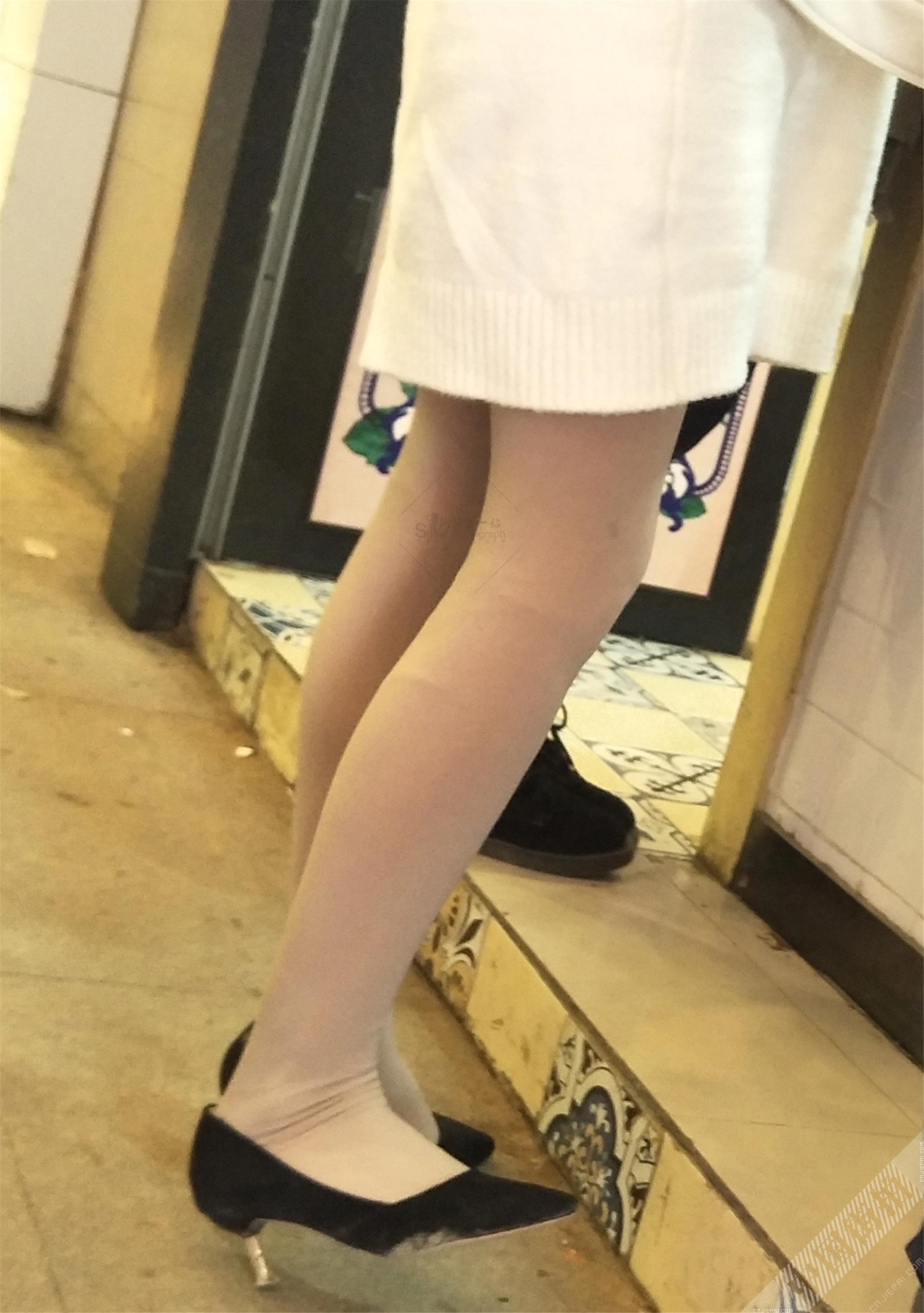 商场白色短裙厚肉色裤袜美女，腿上貌似穿着护膝？ 图1