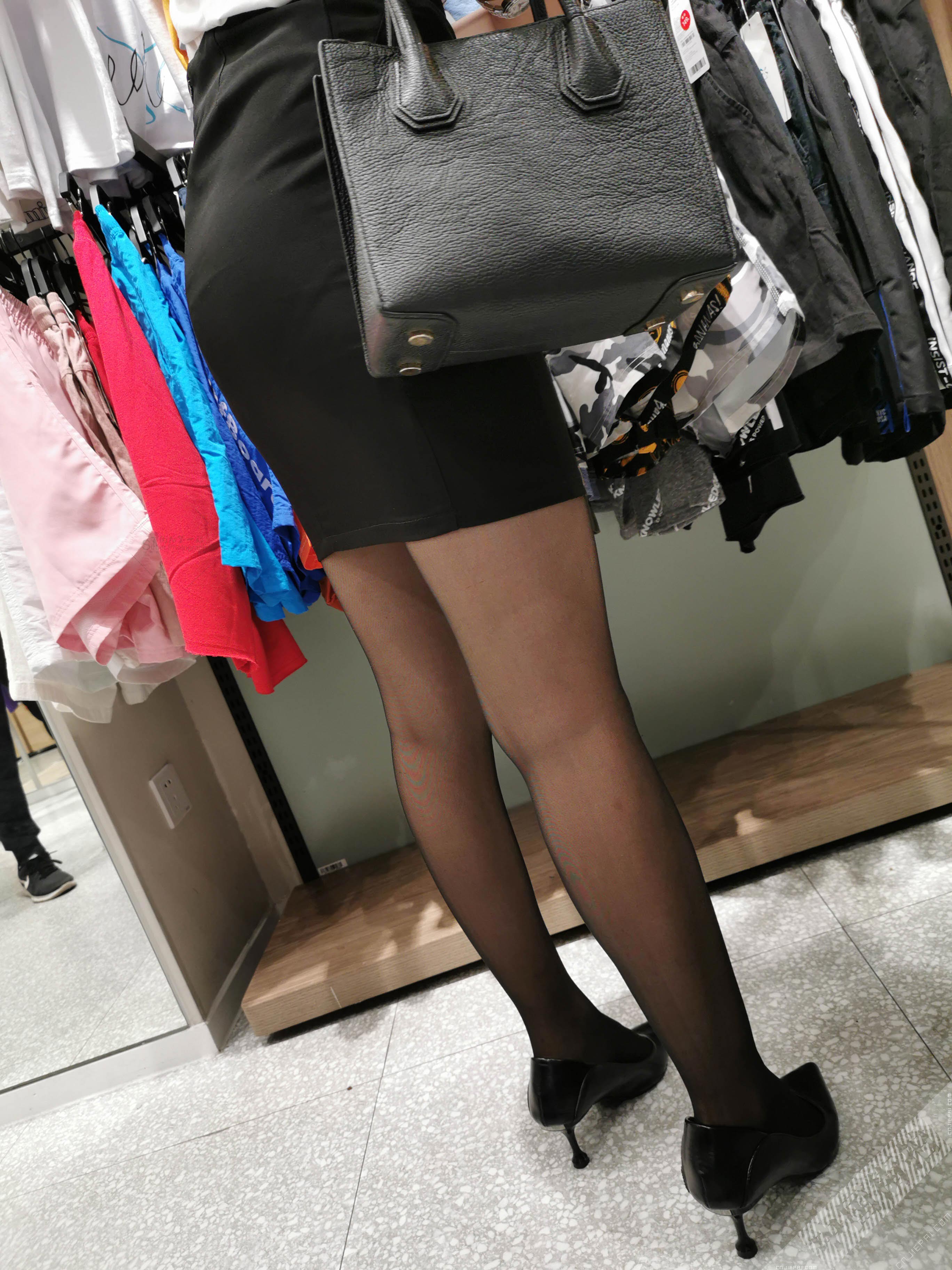 商场里看衣服的制服美女的翘屁股，内裤勒痕 图6