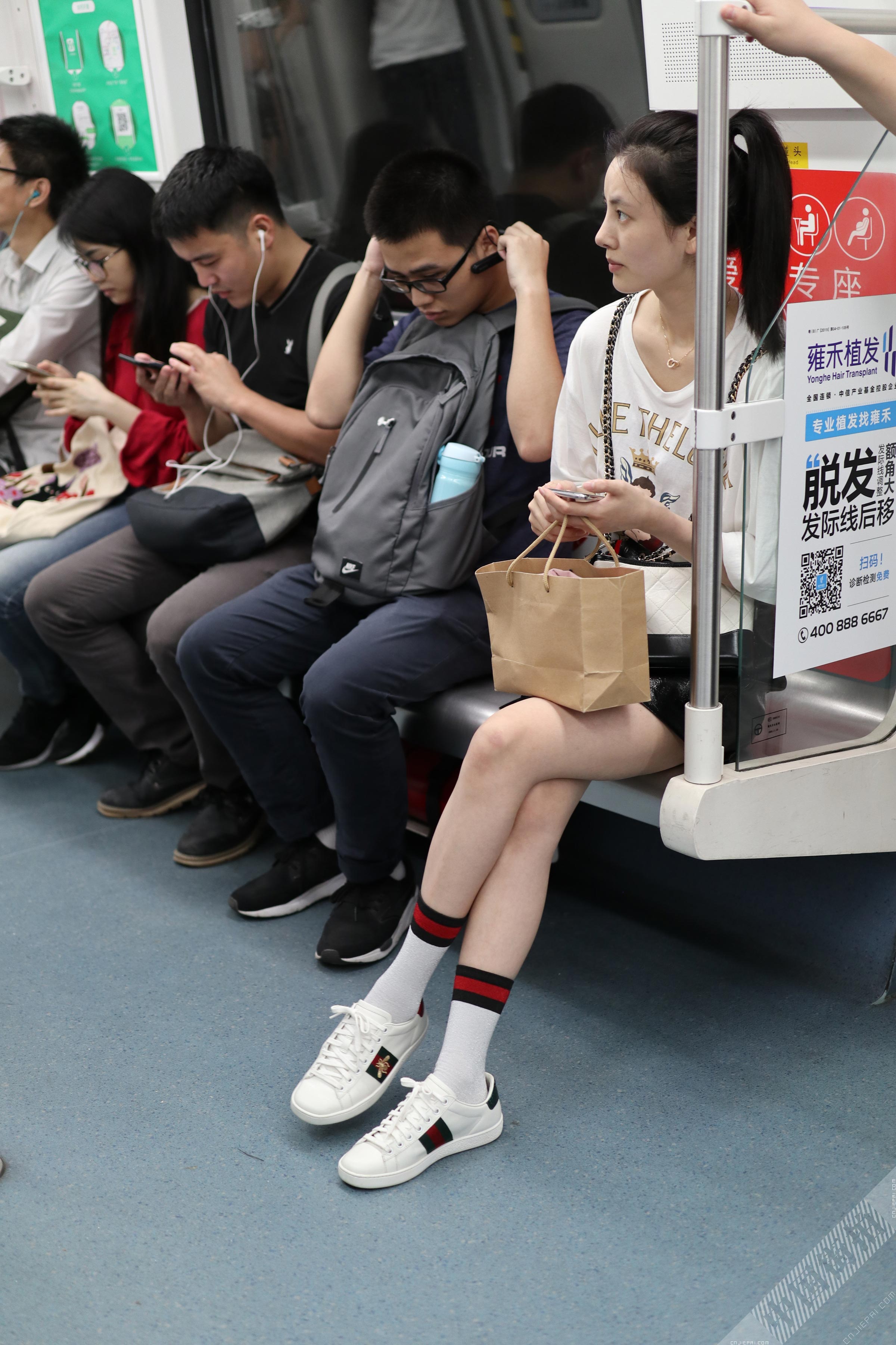 地铁上的光腿短裙美女，美丽的脸庞 图1