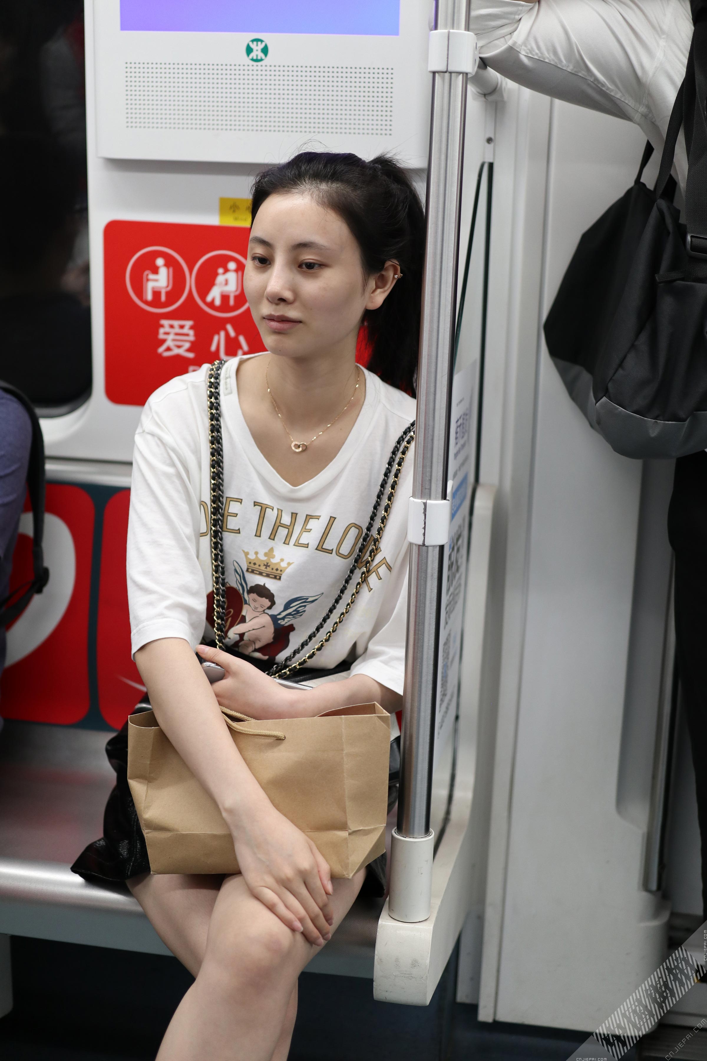 地铁上的光腿短裙美女，美丽的脸庞 图2