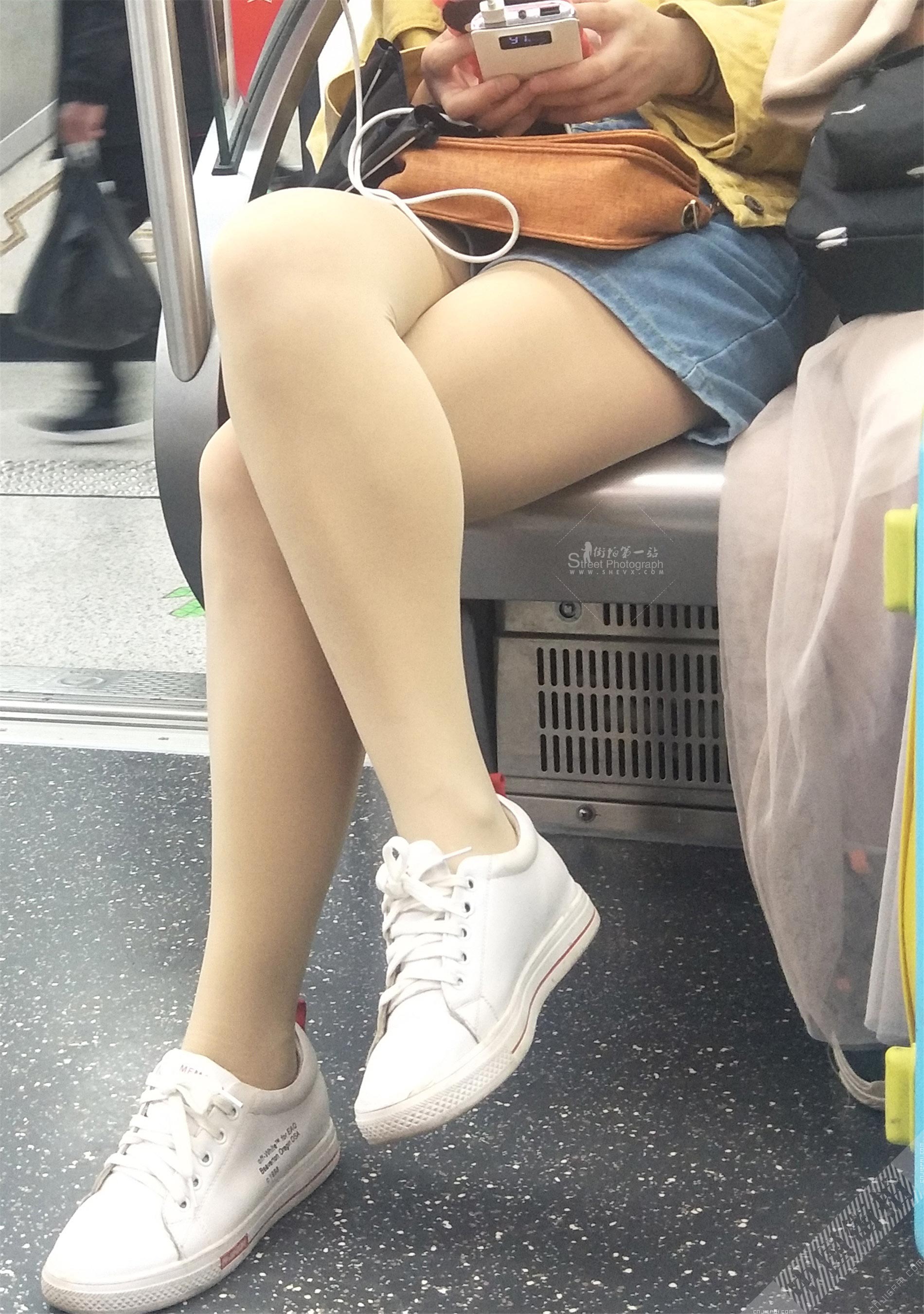 地铁对面的肤色裤袜热裤美女 图2